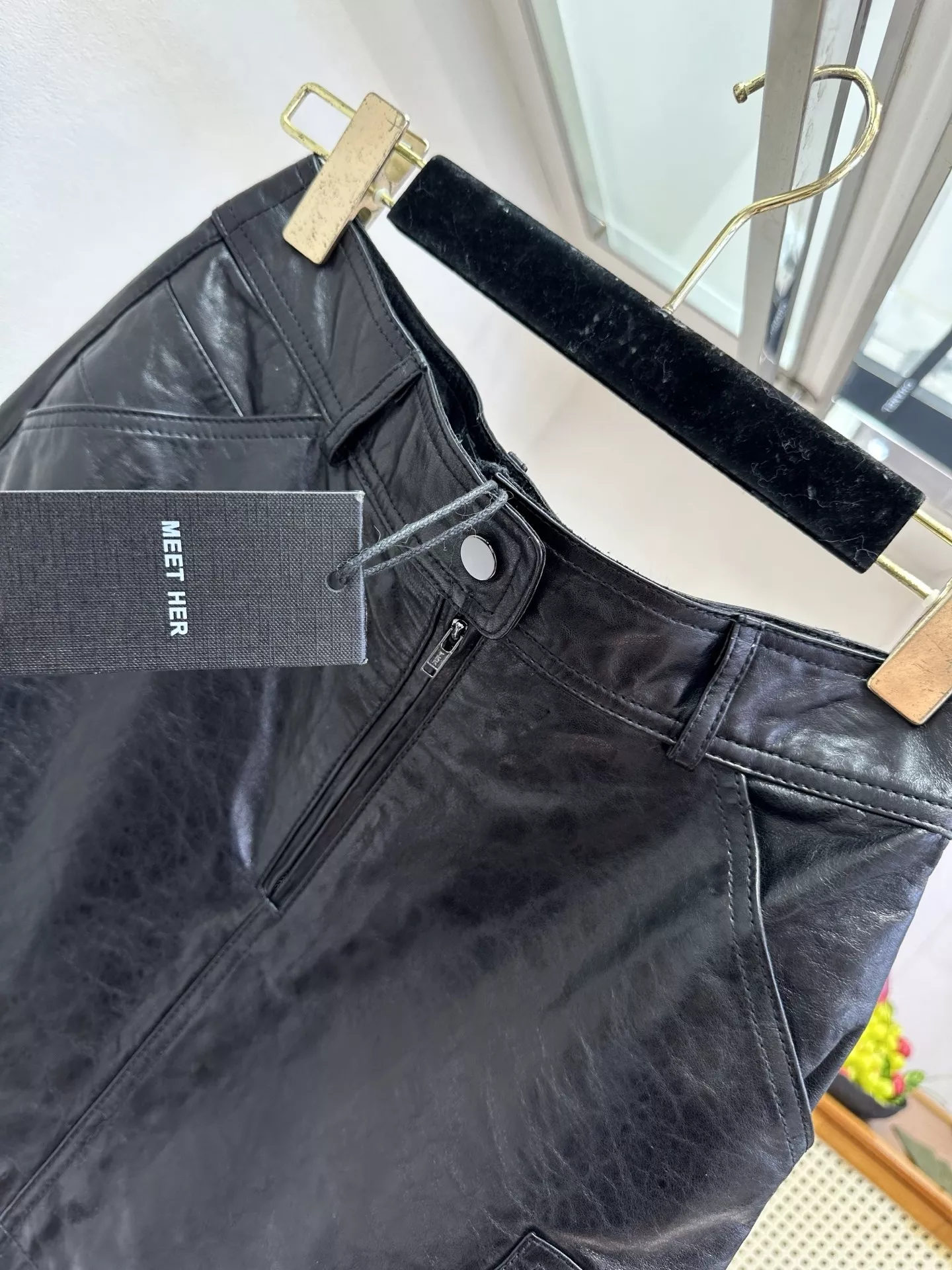 노브랜드 임포트 냉취 가죽 미니 A라인 스커트 상세 이미지 8