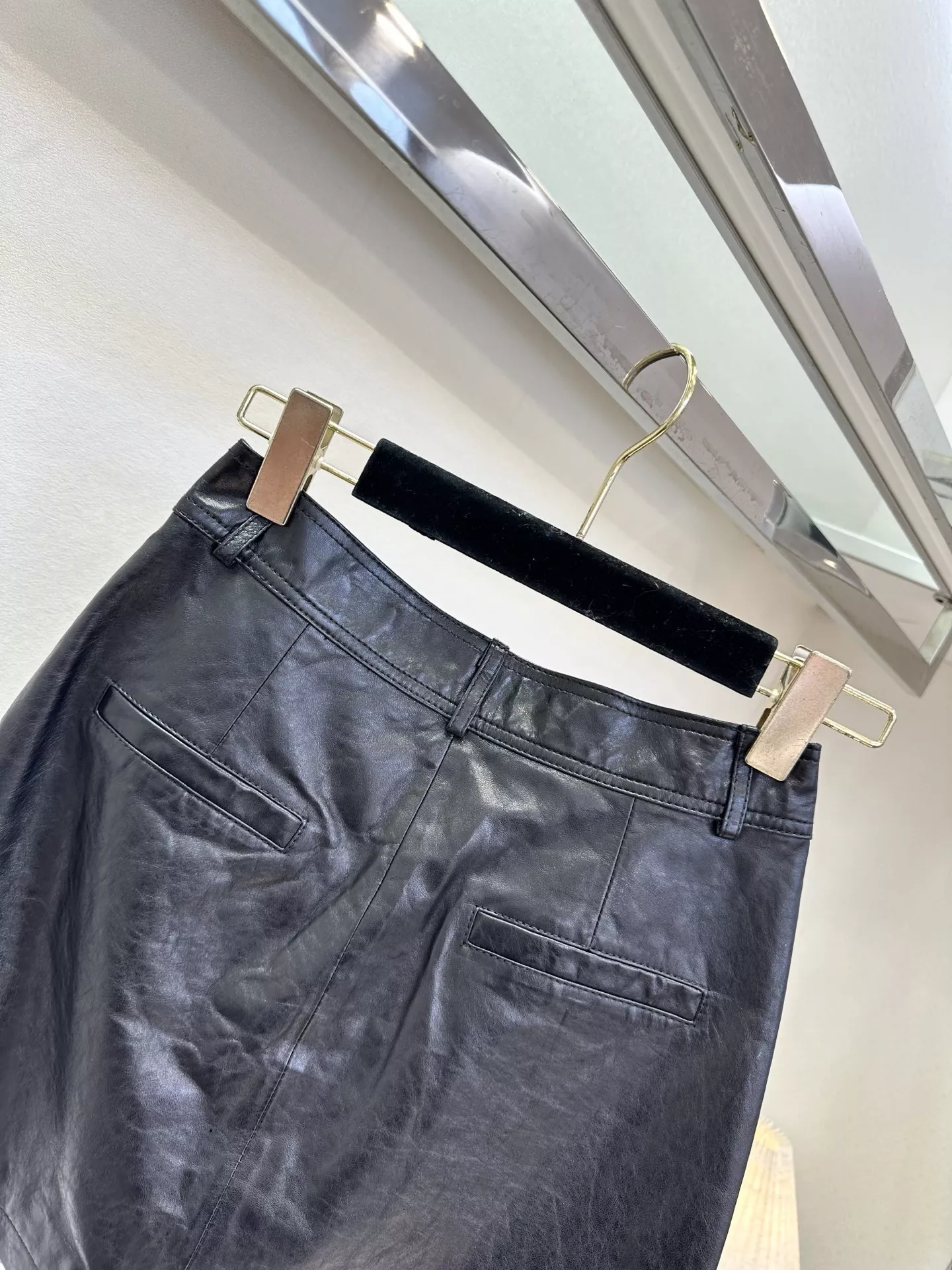 노브랜드 임포트 냉취 가죽 미니 A라인 스커트 상세 이미지 6