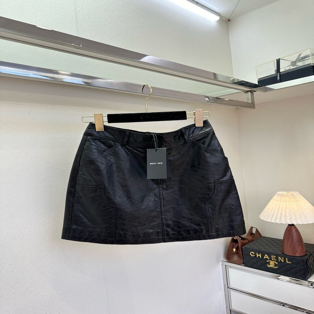 노브랜드 임포트 냉취 가죽 미니 A라인 스커트