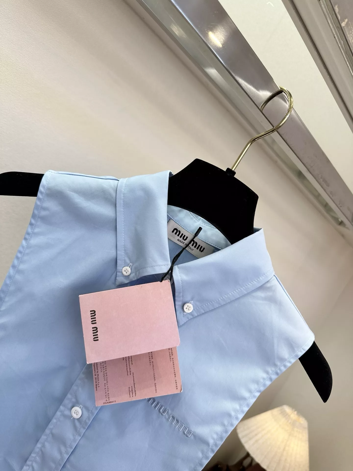 미우미우 로고 자수 포인트 사이드 스트랩 민소매 셔츠 상세 이미지 4