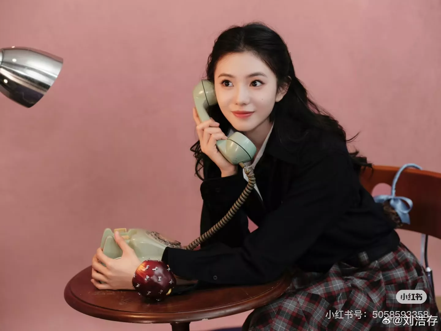 미우미우 크롭 로고 자수 긴소매 셔츠 상세 이미지 24