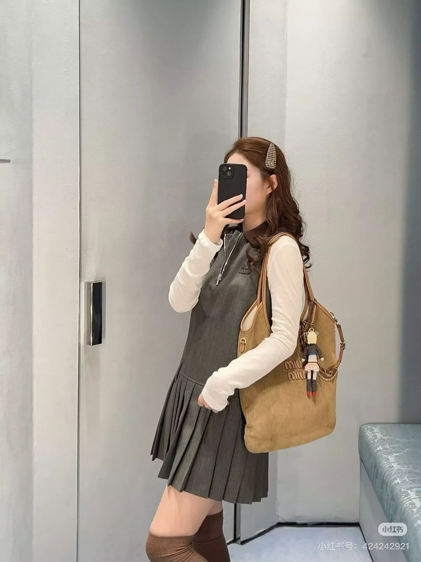 미우미우 카라 배색 하프집업 민소매 플리츠 원피스 상세 이미지 23