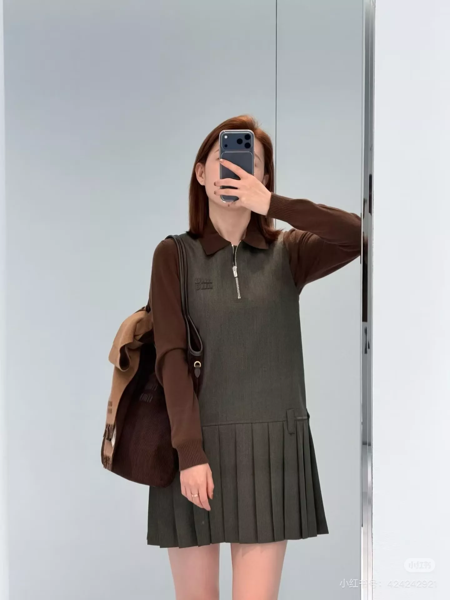 미우미우 카라 배색 하프집업 민소매 플리츠 원피스 상세 이미지 18
