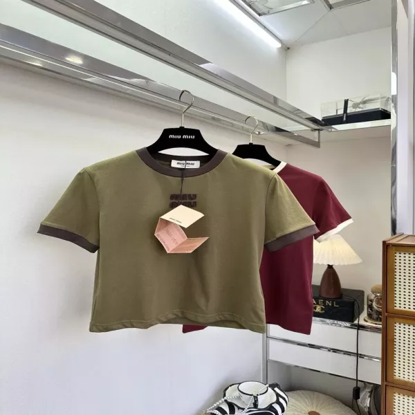 미우미우 입체 자수 로고 배색 립 크롭 반소매 티셔츠