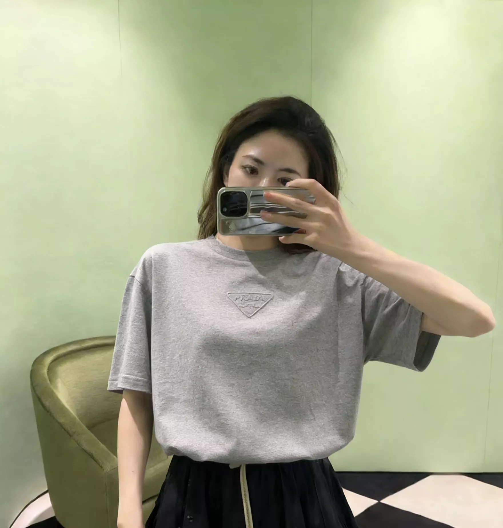 프라다 클래식 삼각 로고 엠보싱 반소매 티셔츠 상세 이미지 19