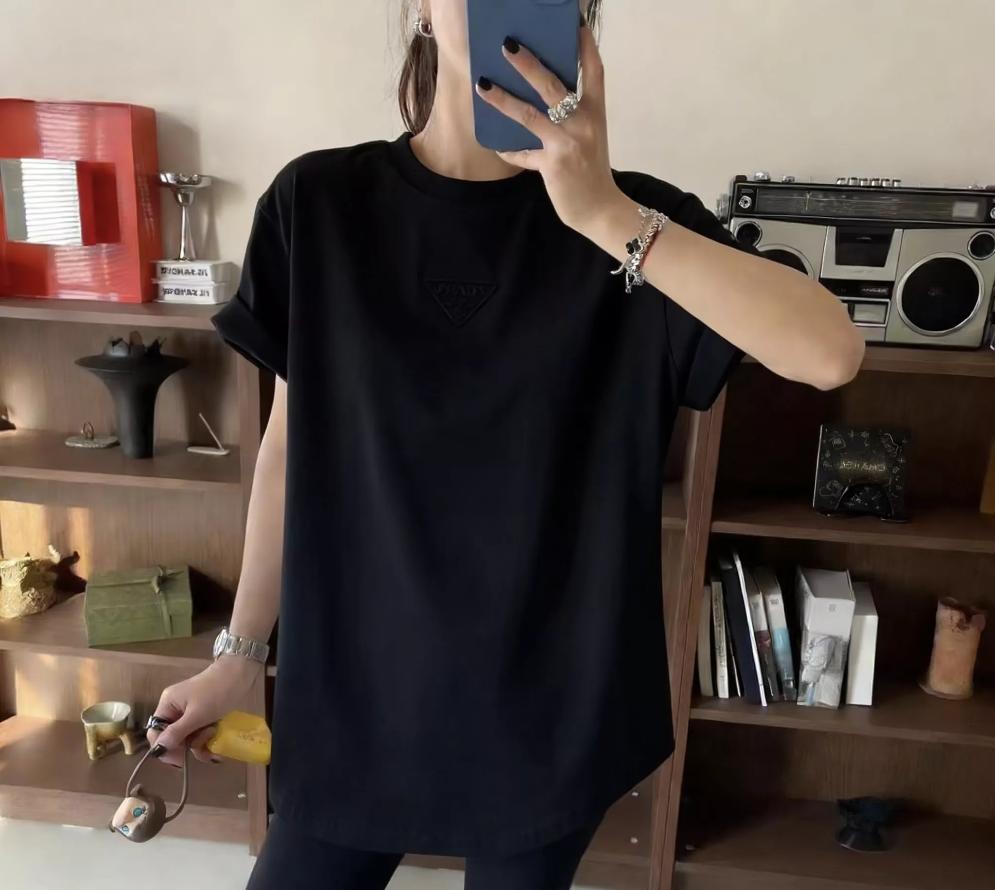 프라다 클래식 삼각 로고 엠보싱 반소매 티셔츠 상세 이미지 28