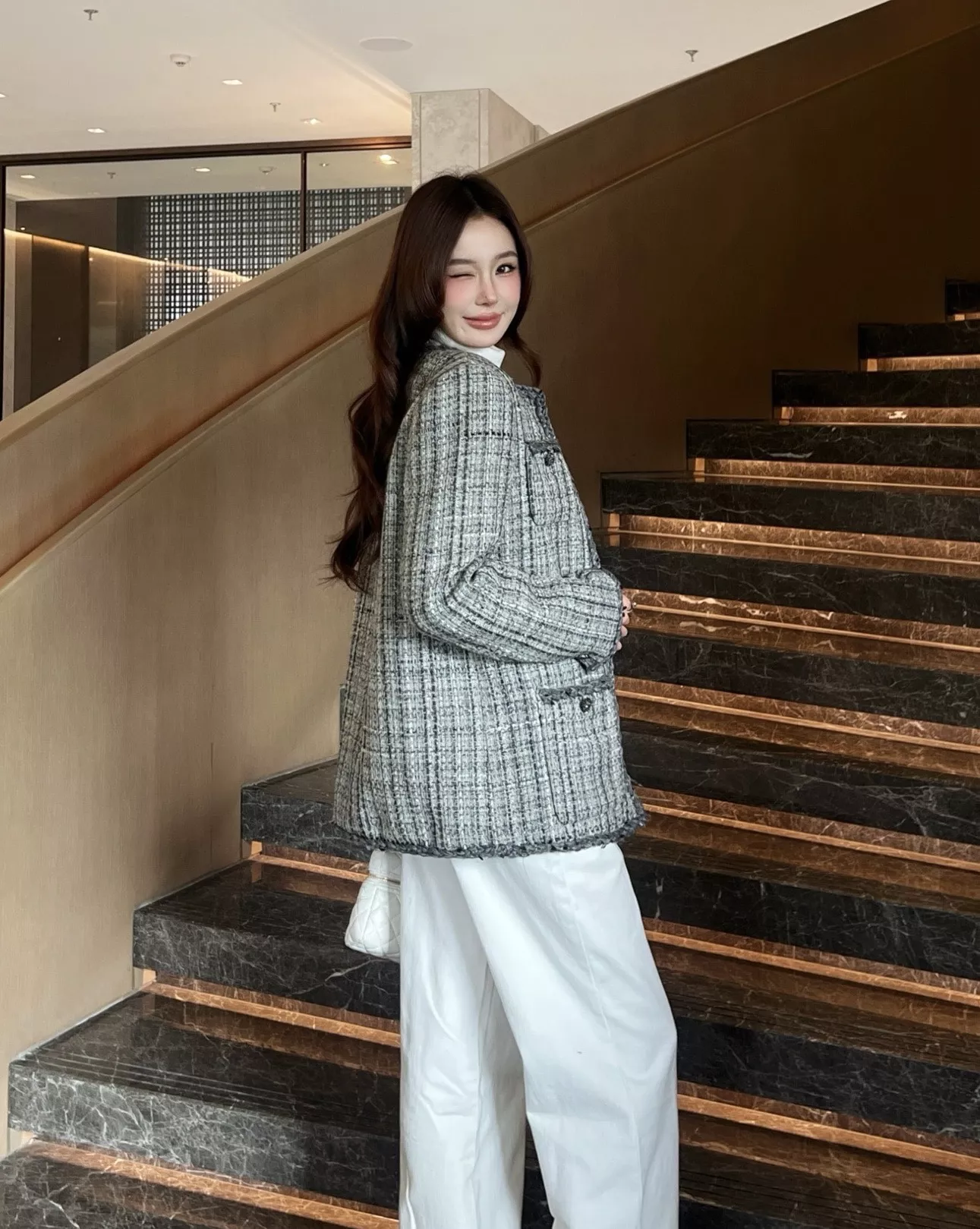 샤넬 클래식 그레이 트위드 라운드넥 재킷 상세 이미지 13