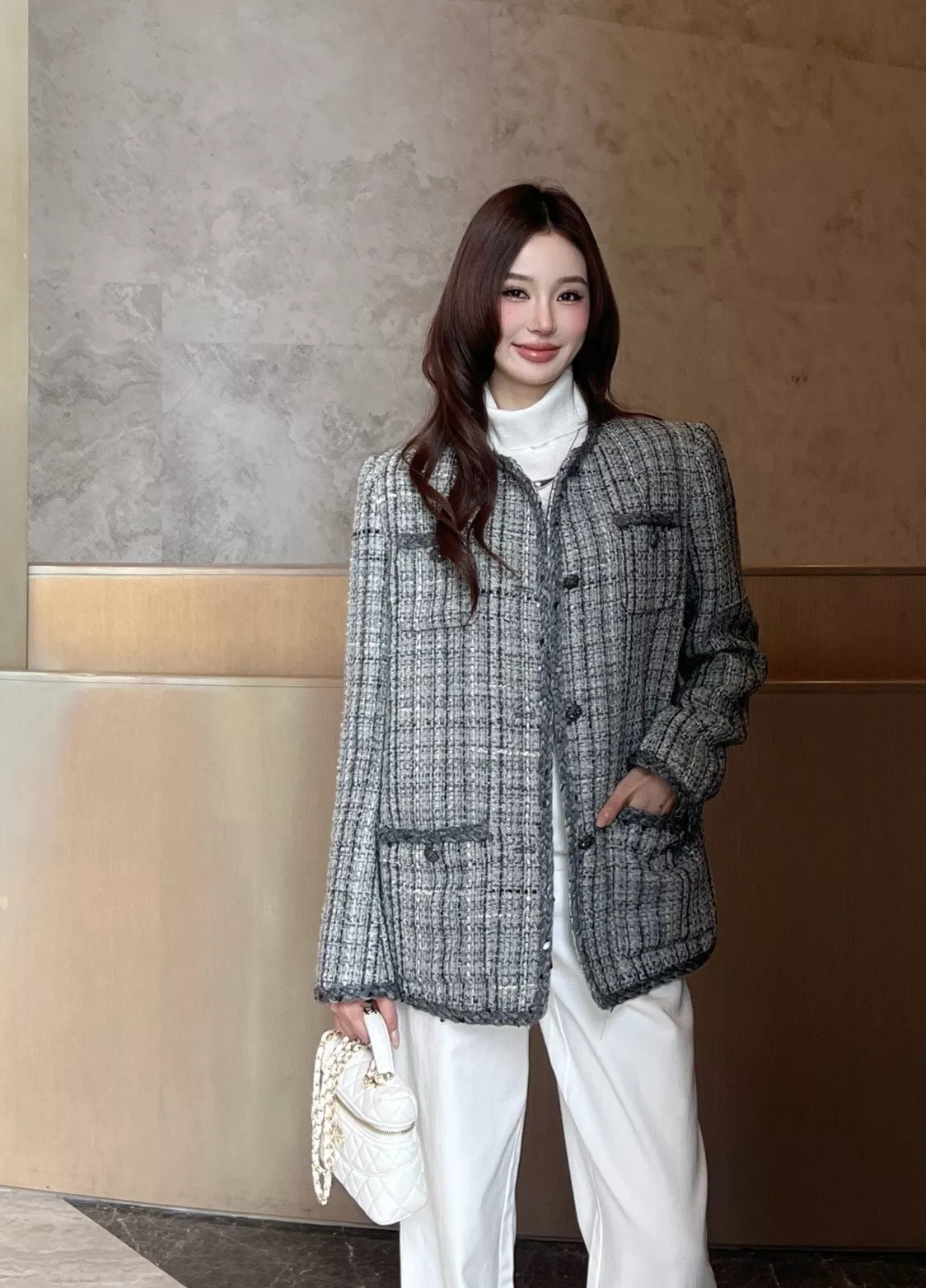 샤넬 클래식 그레이 트위드 라운드넥 재킷 상세 이미지 10