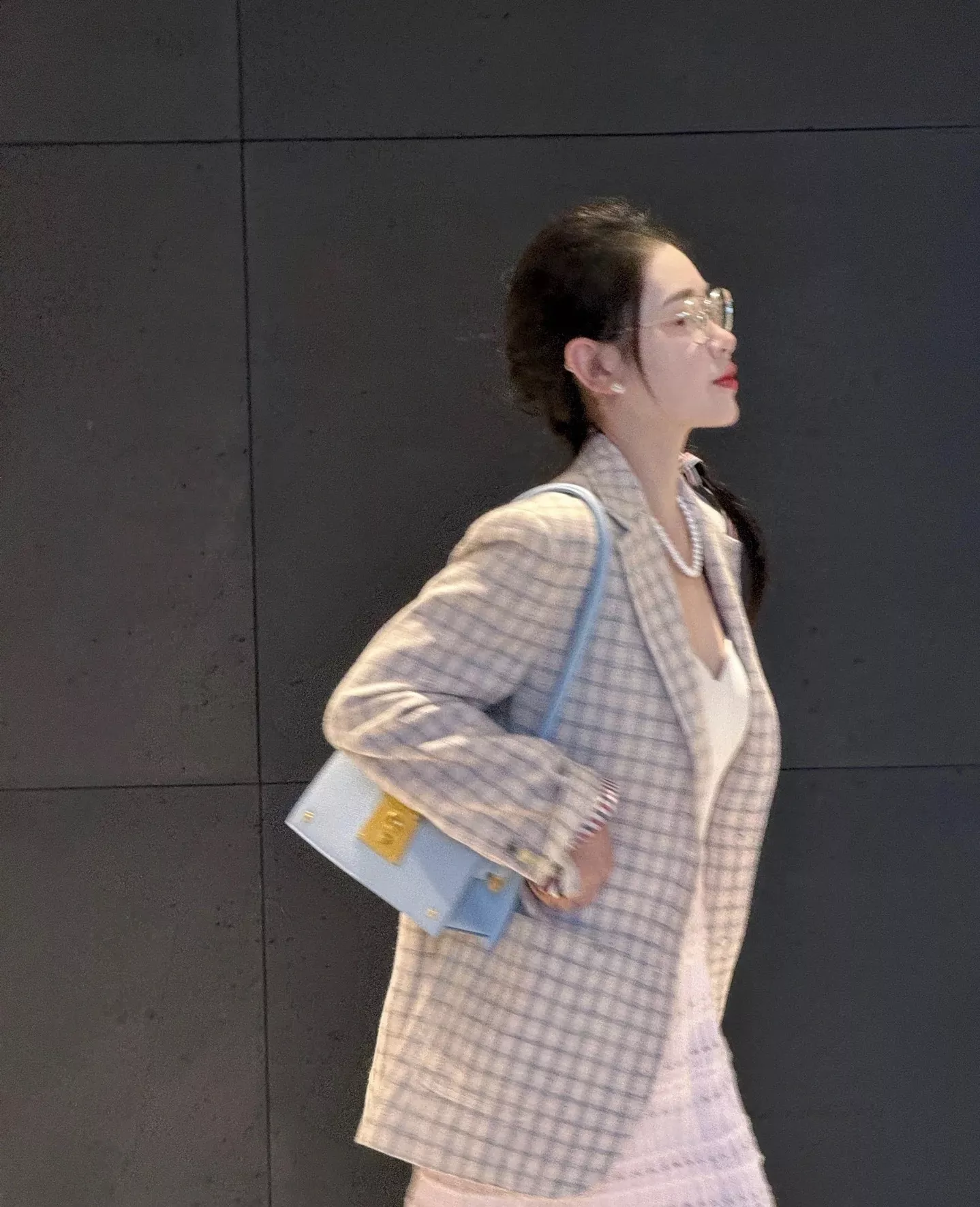 톰브라운 체크 패턴 싱글 재킷과 민소매 트위드 원피스 세트 상세 이미지 12