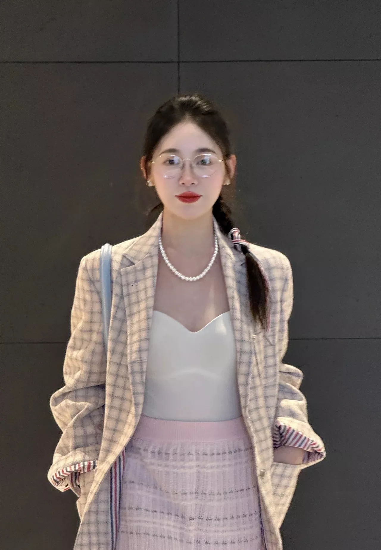 톰브라운 체크 패턴 싱글 재킷과 민소매 트위드 원피스 세트 상세 이미지 11