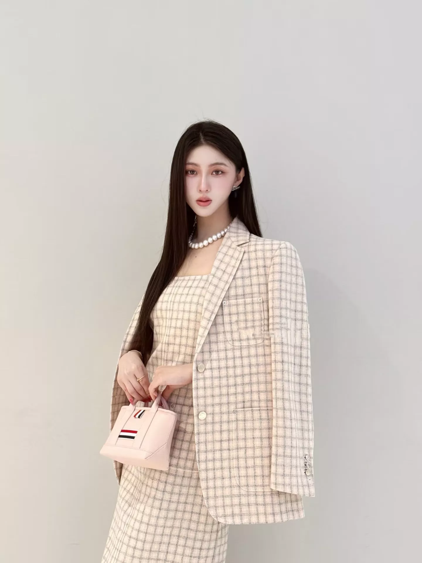 톰브라운 체크 패턴 싱글 재킷과 민소매 트위드 원피스 세트 상세 이미지 18