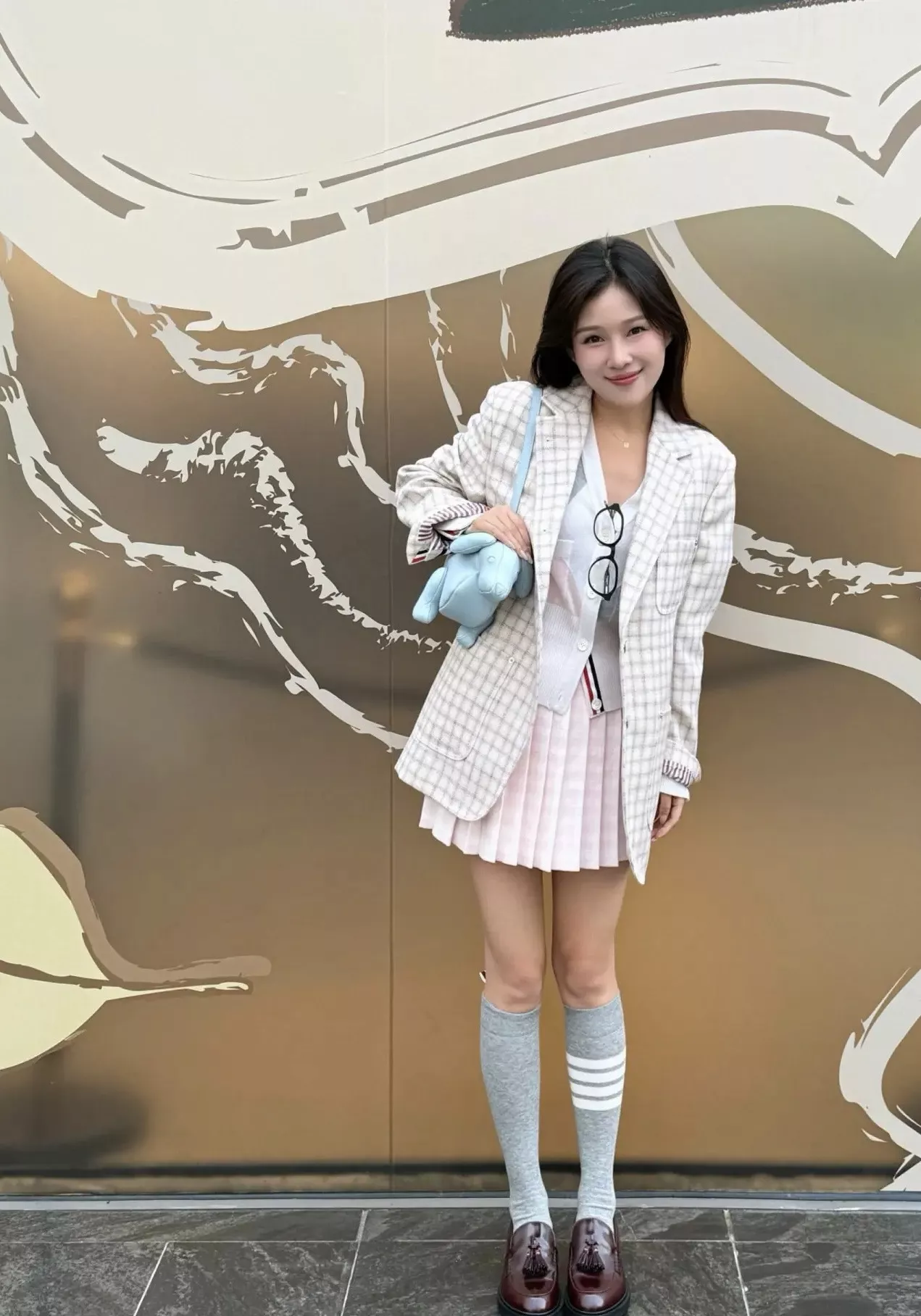 톰브라운 체크 패턴 싱글 재킷과 민소매 트위드 원피스 세트 상세 이미지 17