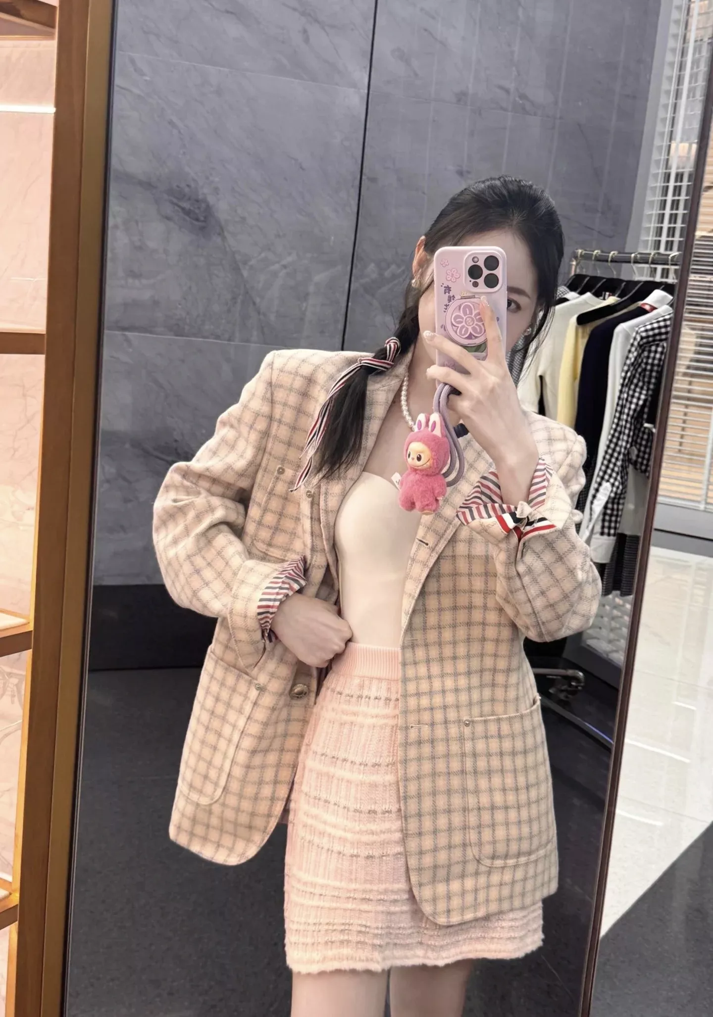 톰브라운 체크 패턴 싱글 재킷과 민소매 트위드 원피스 세트 상세 이미지 16