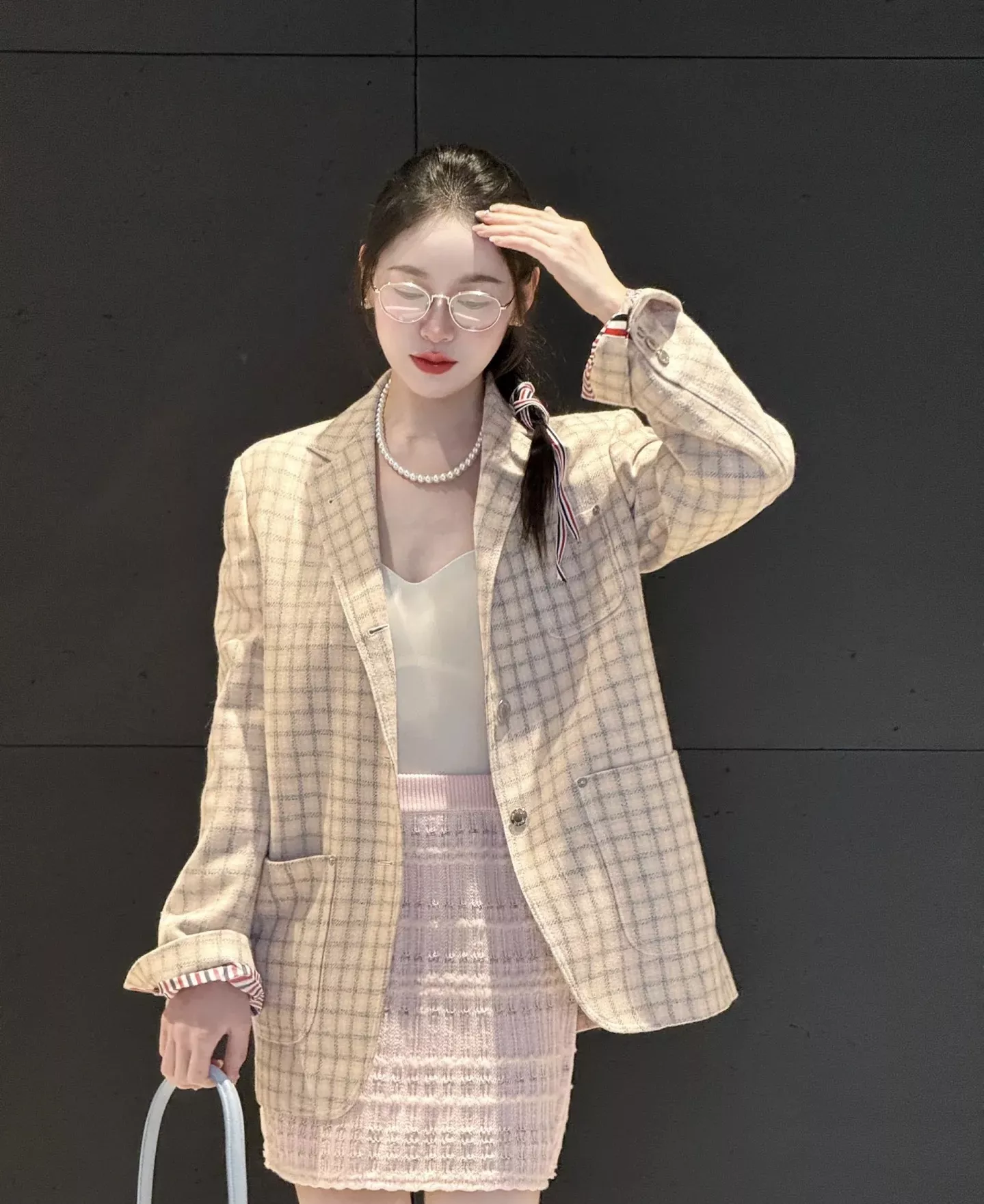 톰브라운 체크 패턴 싱글 재킷과 민소매 트위드 원피스 세트 상세 이미지 13