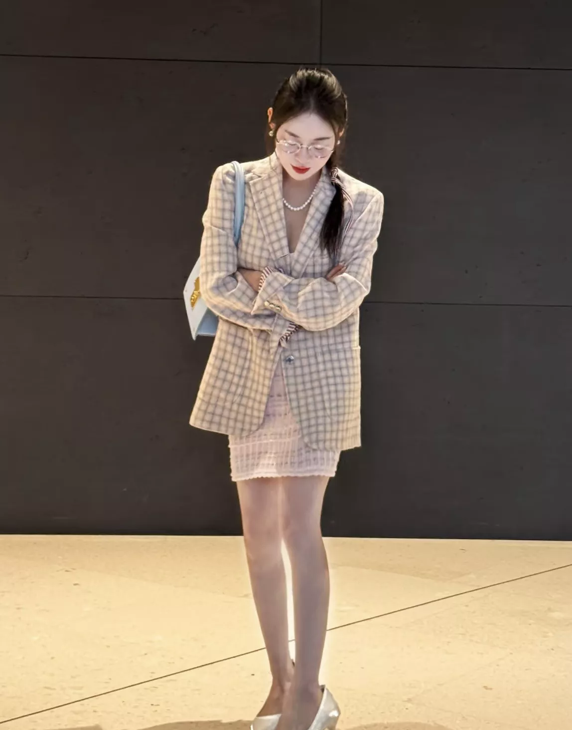 톰브라운 체크 패턴 싱글 재킷과 민소매 트위드 원피스 세트 상세 이미지 10