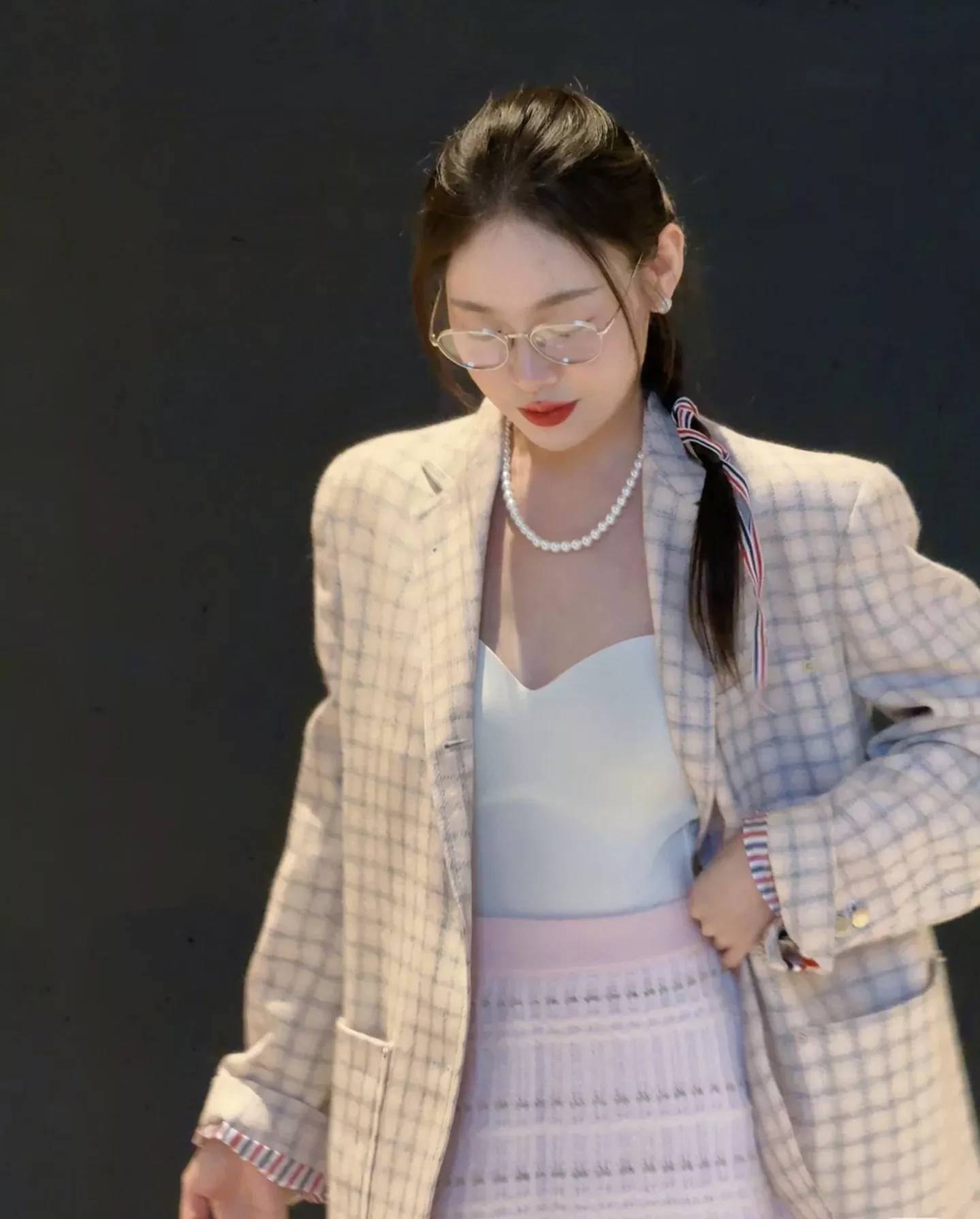 톰브라운 체크 패턴 싱글 재킷과 민소매 트위드 원피스 세트 상세 이미지 14