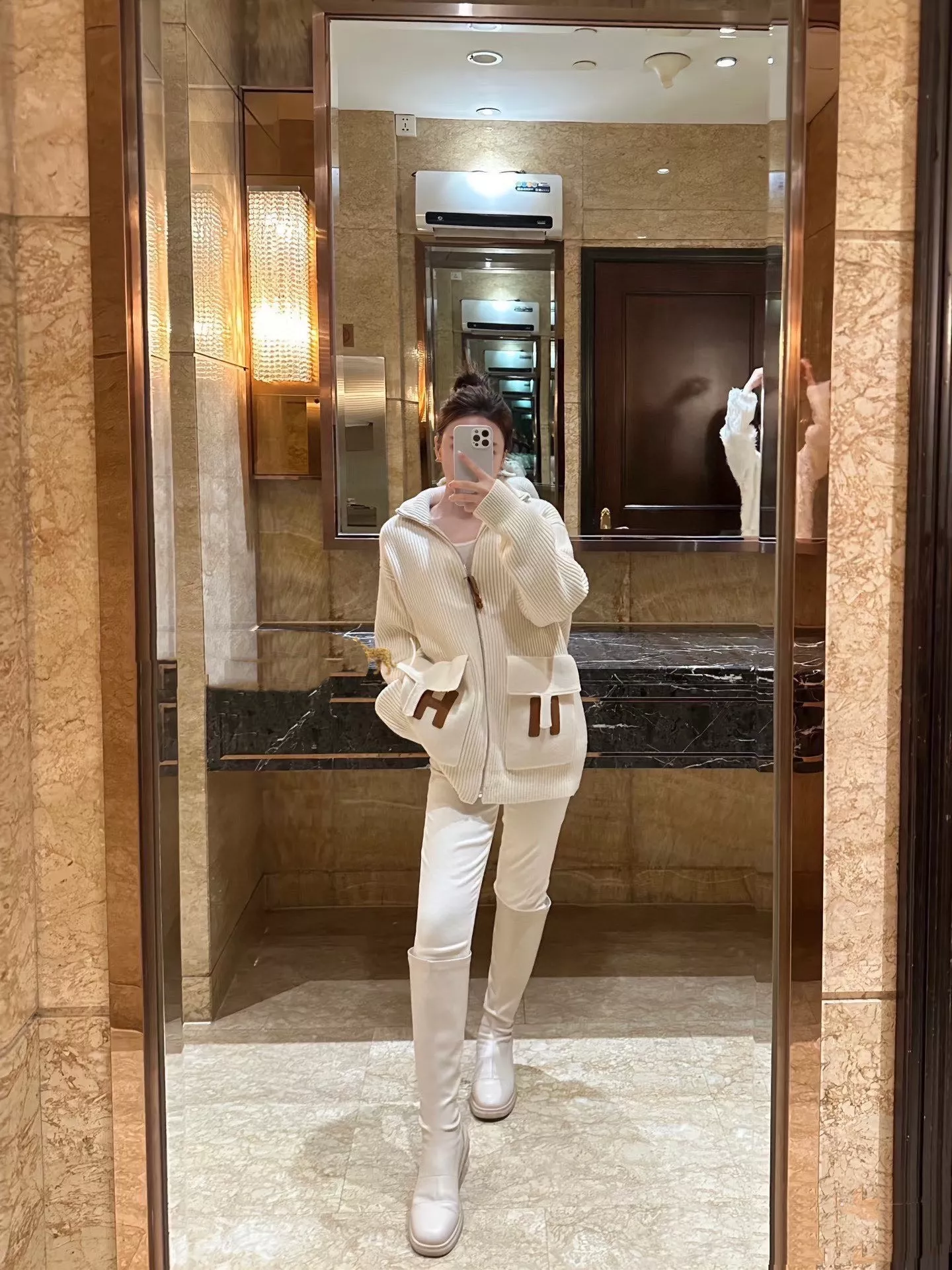 에르메스 H 포켓 가죽 패치 하이넥 집업 니트 상세 이미지 10
