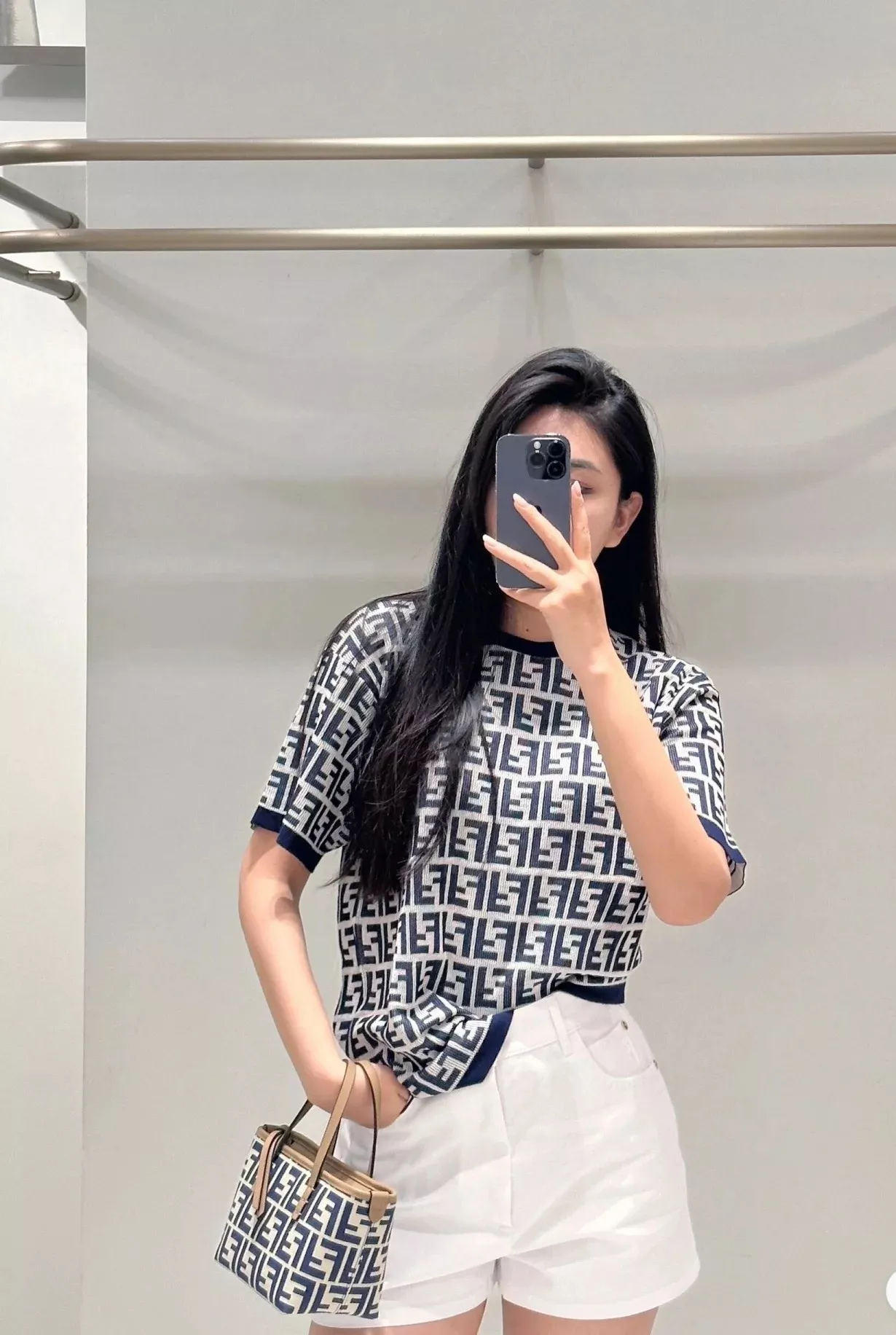펜디 더블 F 로고 자카드 미니 롤 핸드백 상세 이미지 18