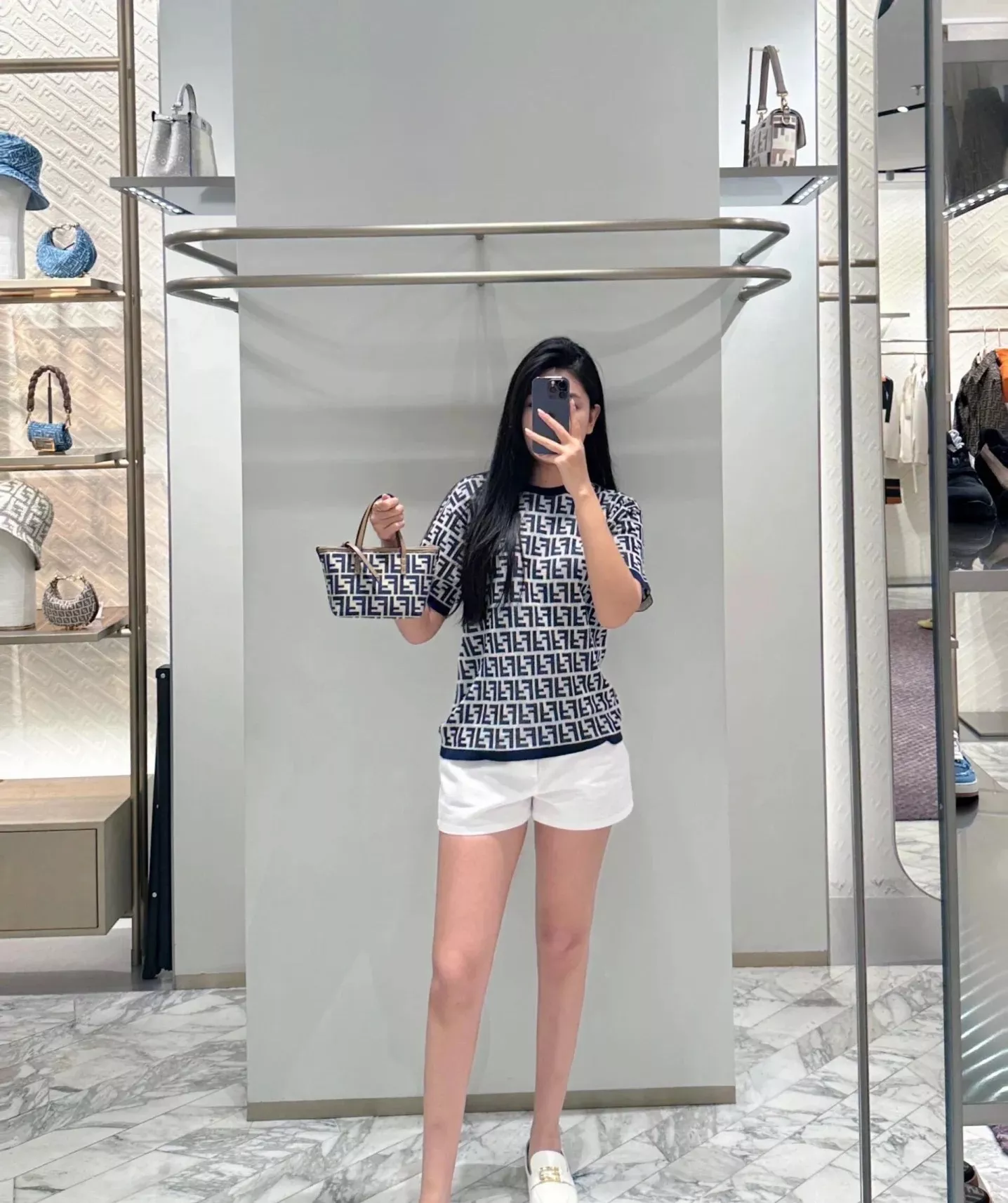 펜디 더블 F 로고 자카드 미니 롤 핸드백 상세 이미지 17