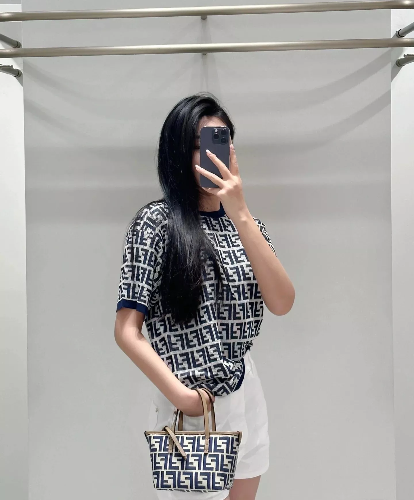 펜디 더블 F 로고 자카드 미니 롤 핸드백 상세 이미지 15