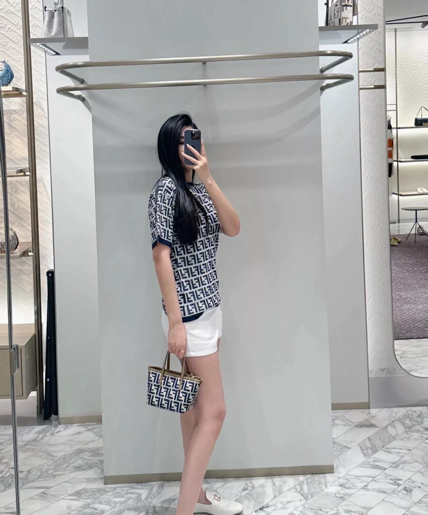펜디 더블 F 로고 자카드 미니 롤 핸드백 상세 이미지 16