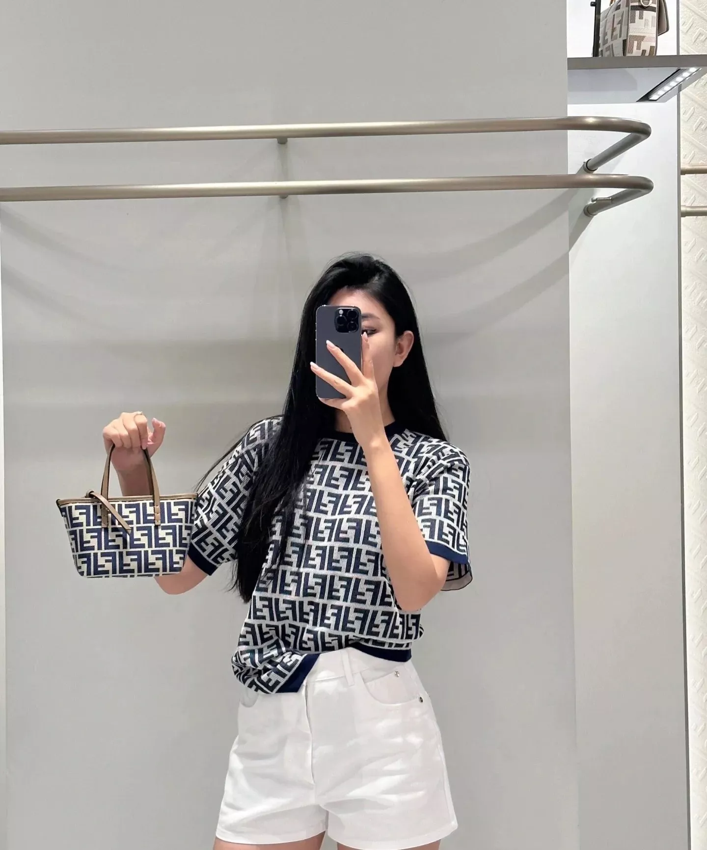 펜디 더블 F 로고 자카드 미니 롤 핸드백 상세 이미지 19