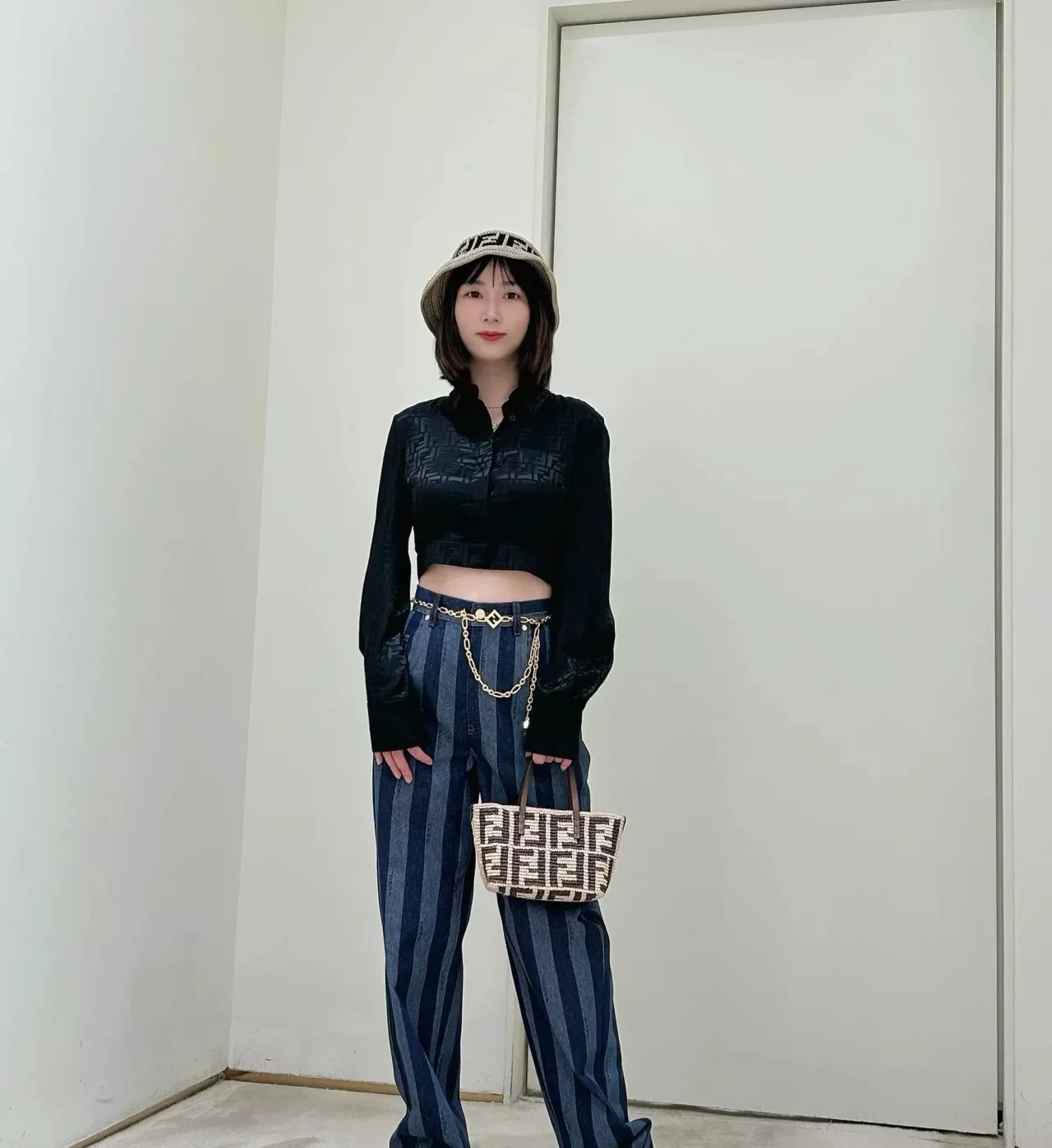 펜디 라피아 롤 미니 지퍼백 상세 이미지 23