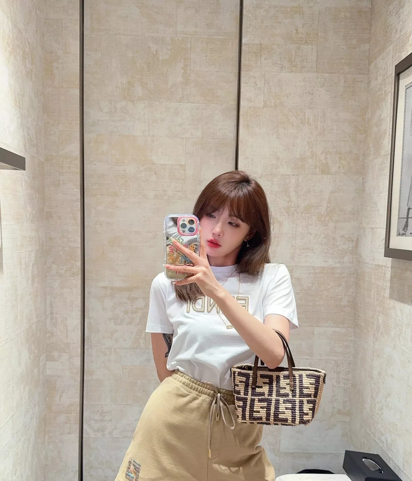 펜디 라피아 롤 미니 지퍼백 상세 이미지 17