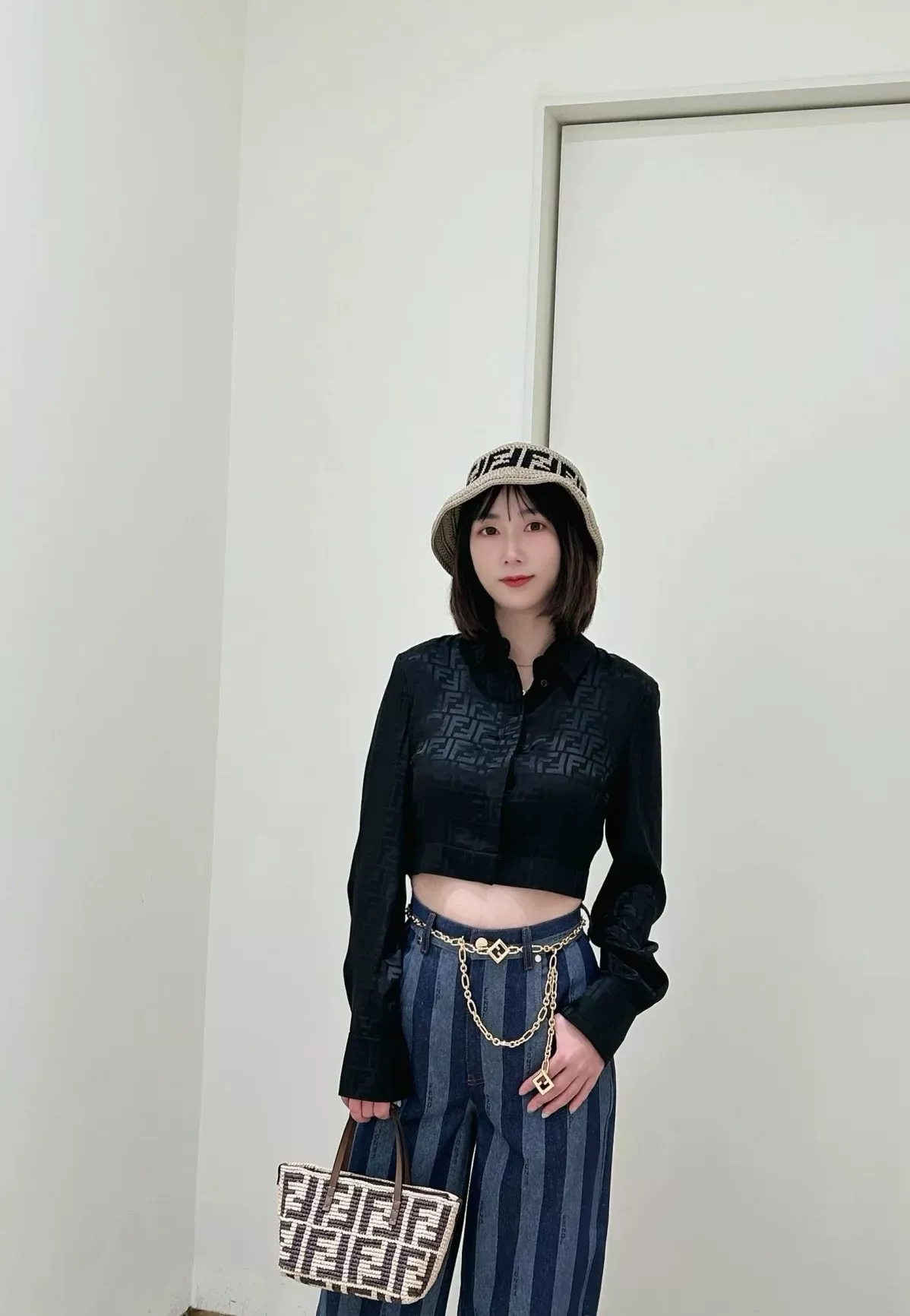펜디 라피아 롤 미니 지퍼백 상세 이미지 24