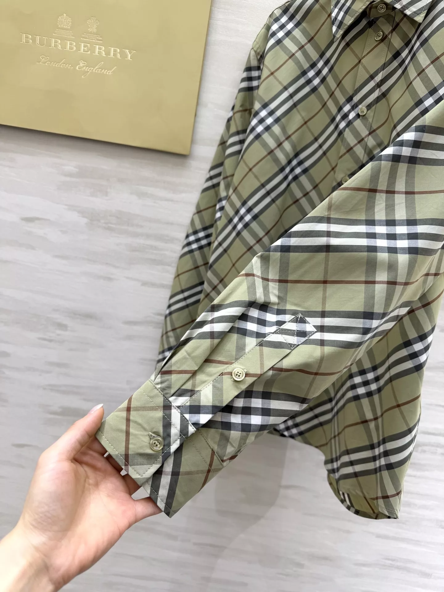 버버리 클래식 체크 패턴 버튼업 셔츠 상세 이미지 4