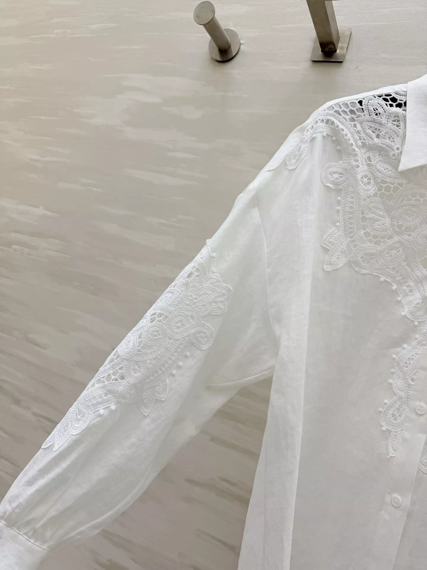 에르마노설비노 화이트 린넨 레이스 자수 카라 셔츠 상세 이미지 3