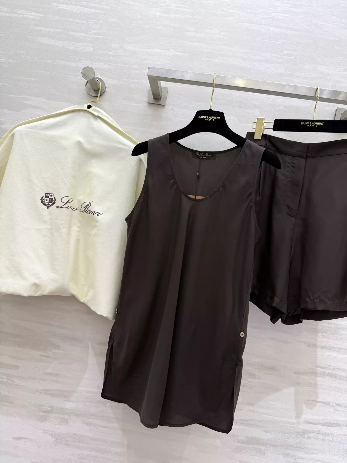 로로피아나 25SS 헤비 실크 민소매 탑 쇼츠 세트 상세 이미지 2