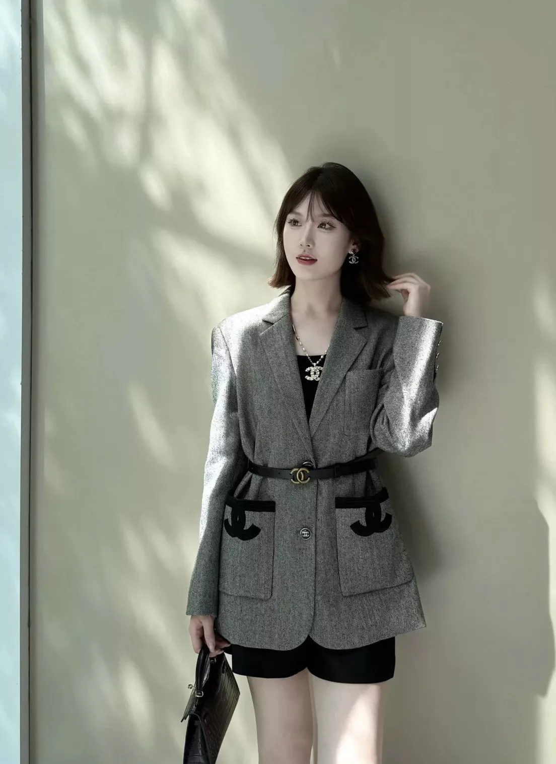 샤넬 26 봄 시즌 허리라인 벨트 싱글 버튼 재킷 상세 이미지 11