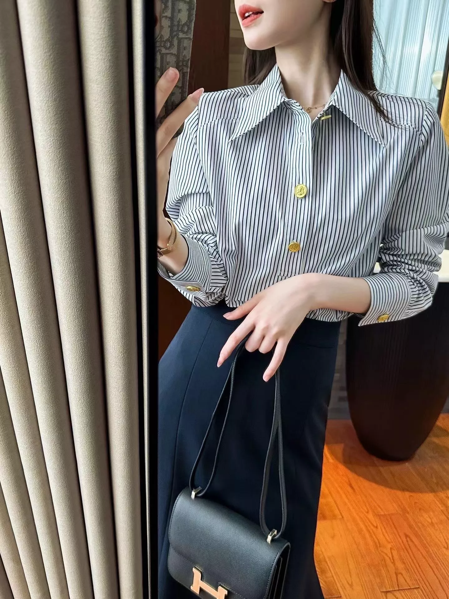 셀린느 금장 버튼 포인트 카라 셔츠 상세 이미지 35