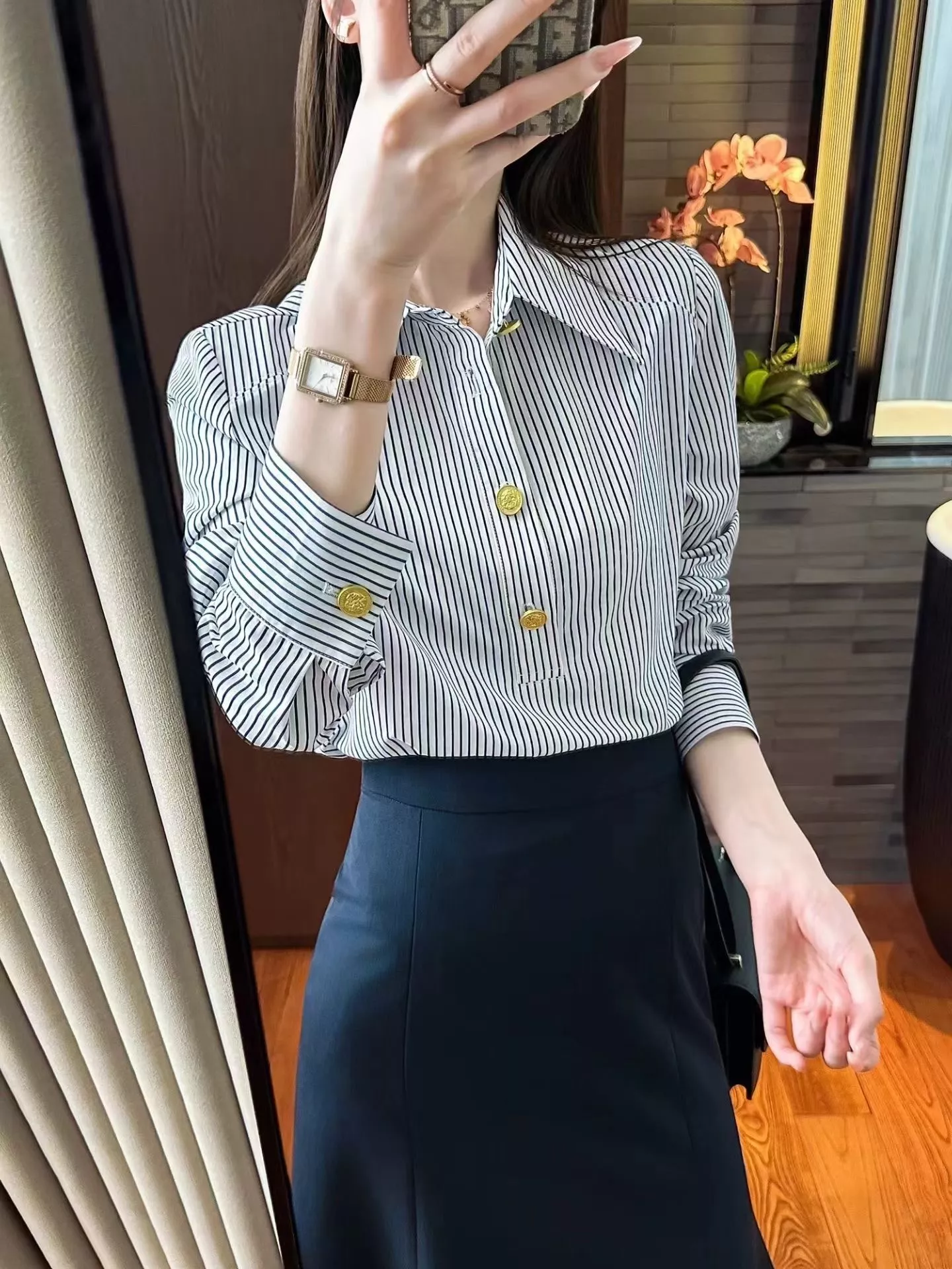 셀린느 금장 버튼 포인트 카라 셔츠 상세 이미지 36