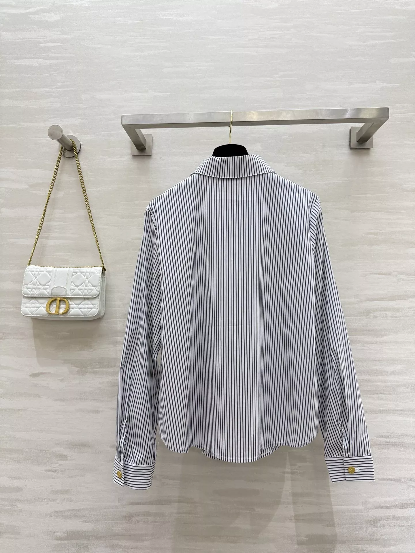 셀린느 금장 버튼 포인트 카라 셔츠 상세 이미지 30
