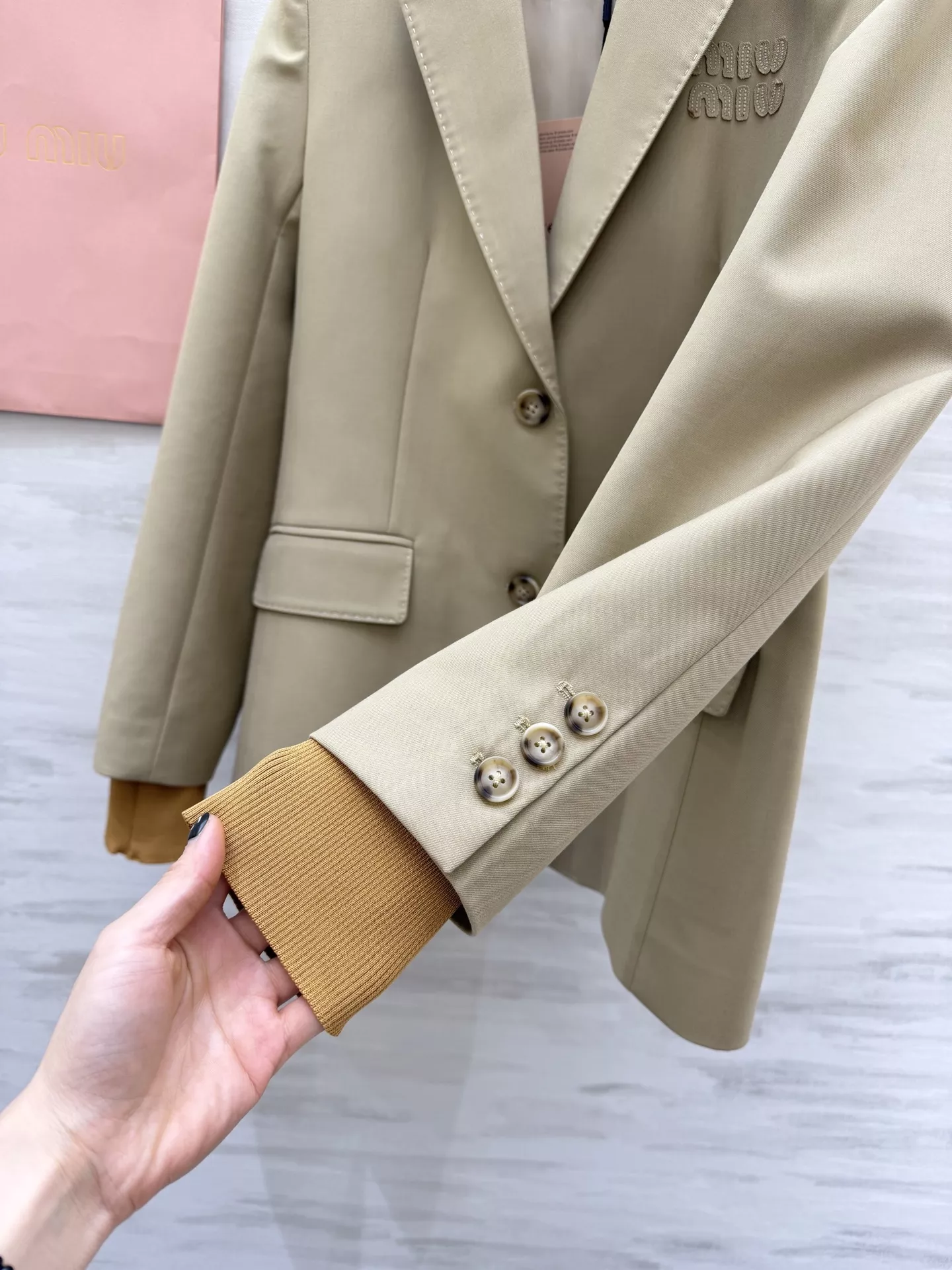 미우미우 홀리데이 컬렉션 레터 자수 카라 블레이저 재킷 상세 이미지 5