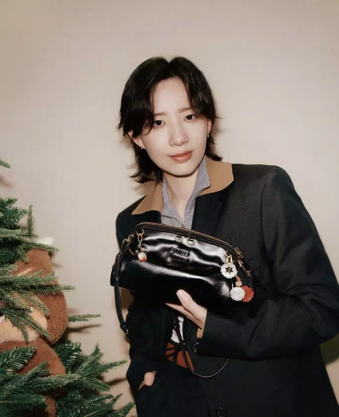 미우미우 홀리데이 컬렉션 레터 자수 카라 블레이저 재킷 상세 이미지 36