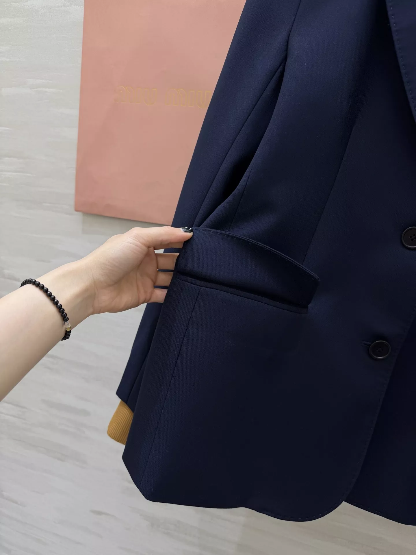 미우미우 홀리데이 컬렉션 레터 자수 카라 블레이저 재킷 상세 이미지 23