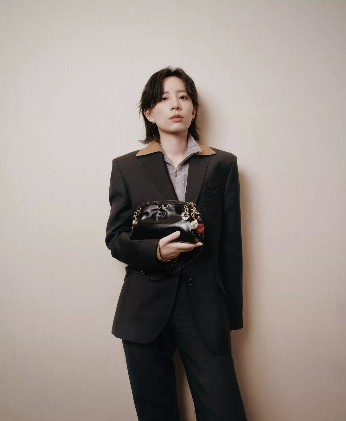미우미우 홀리데이 컬렉션 레터 자수 카라 블레이저 재킷 상세 이미지 28