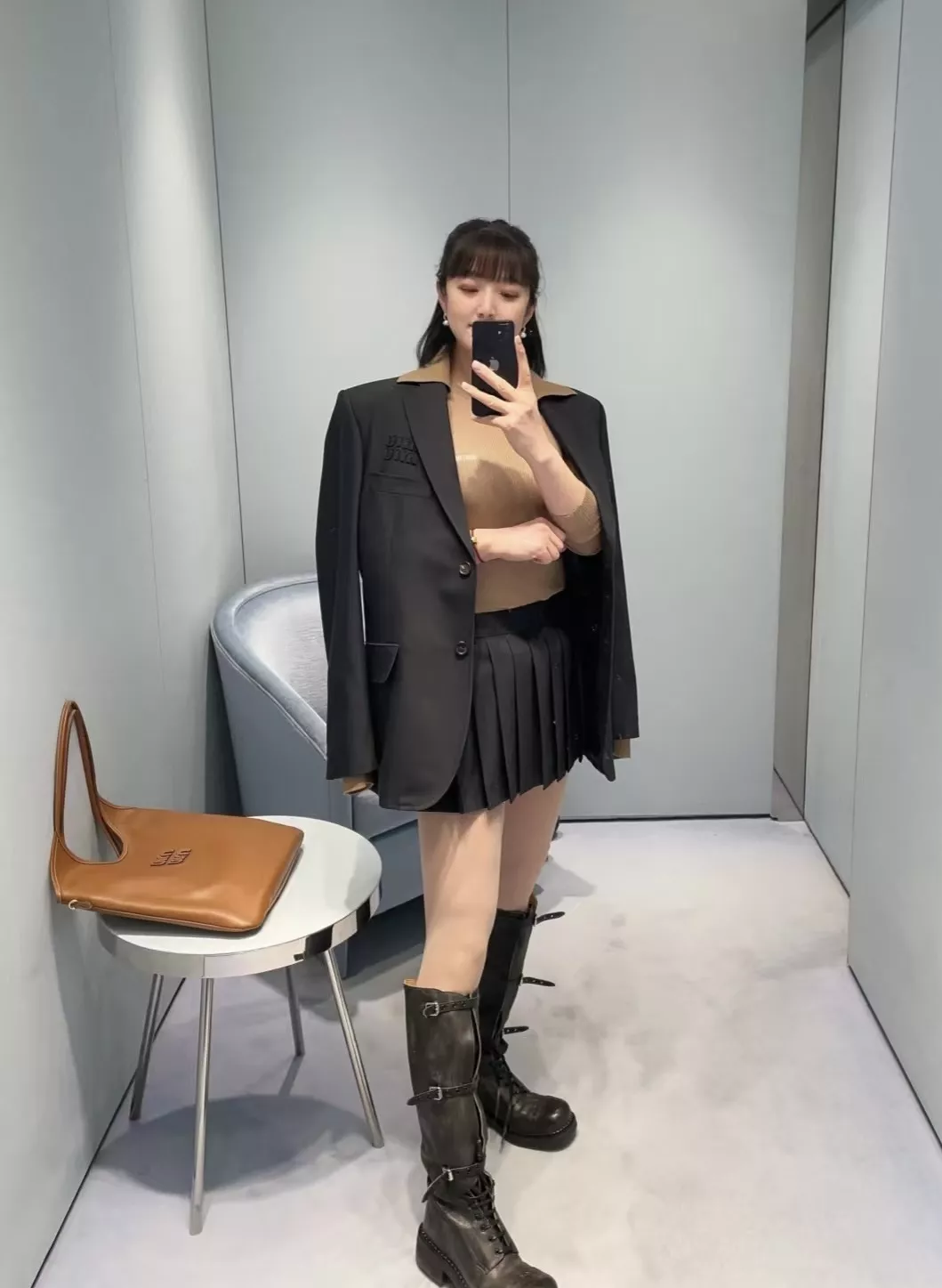 미우미우 홀리데이 컬렉션 레터 자수 카라 블레이저 재킷 상세 이미지 31