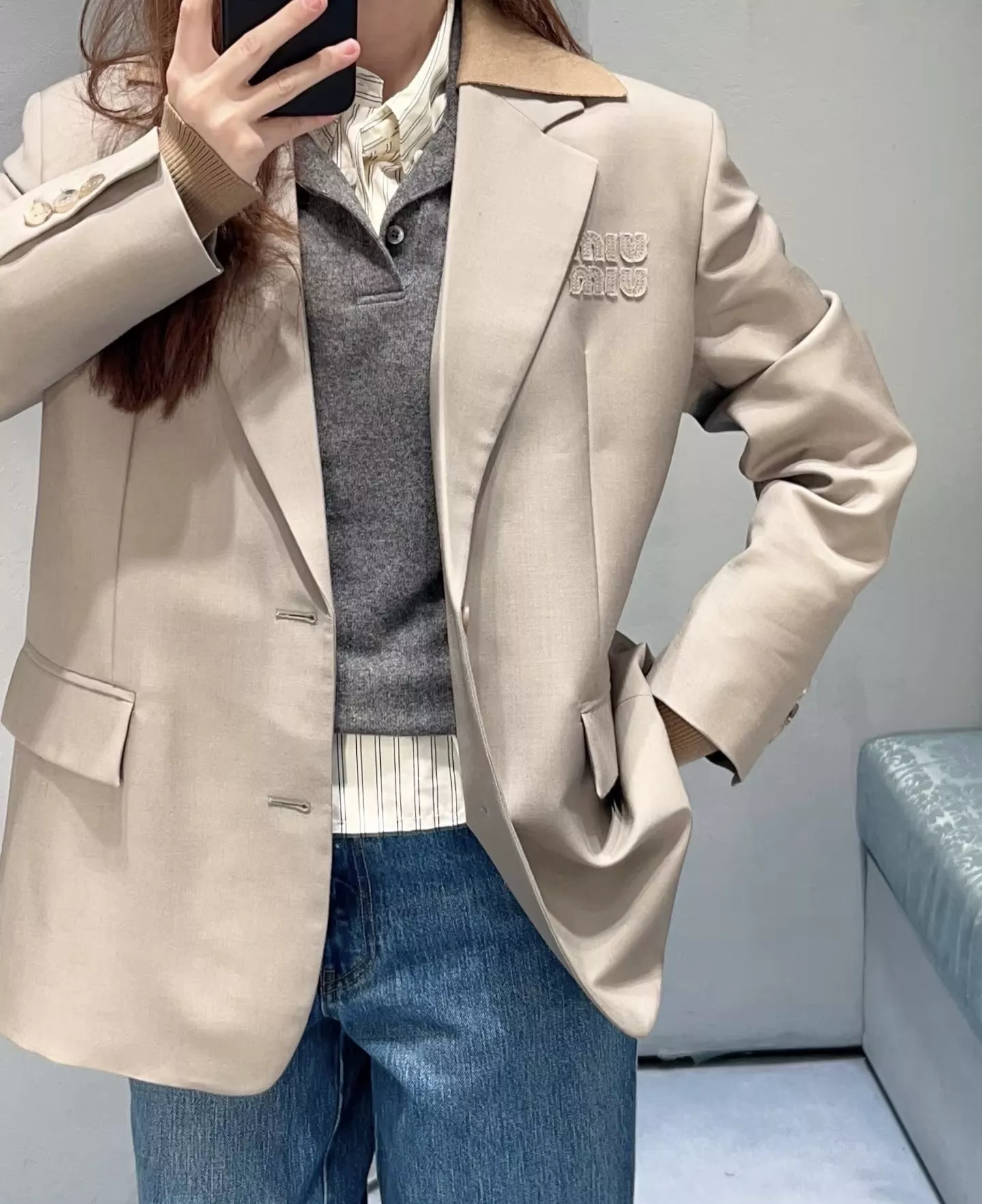 미우미우 홀리데이 컬렉션 레터 자수 카라 블레이저 재킷 상세 이미지 14