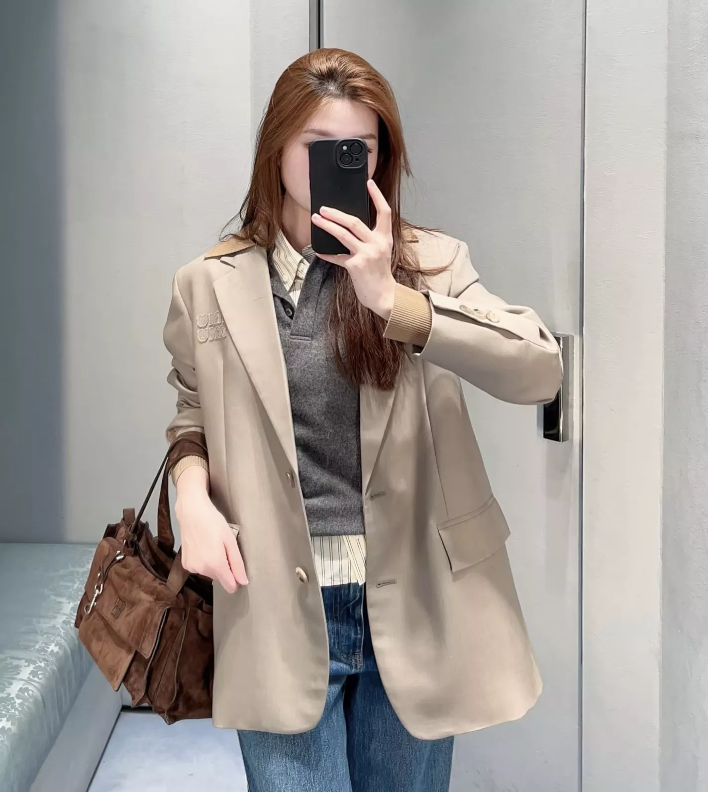 미우미우 홀리데이 컬렉션 레터 자수 카라 블레이저 재킷 상세 이미지 15