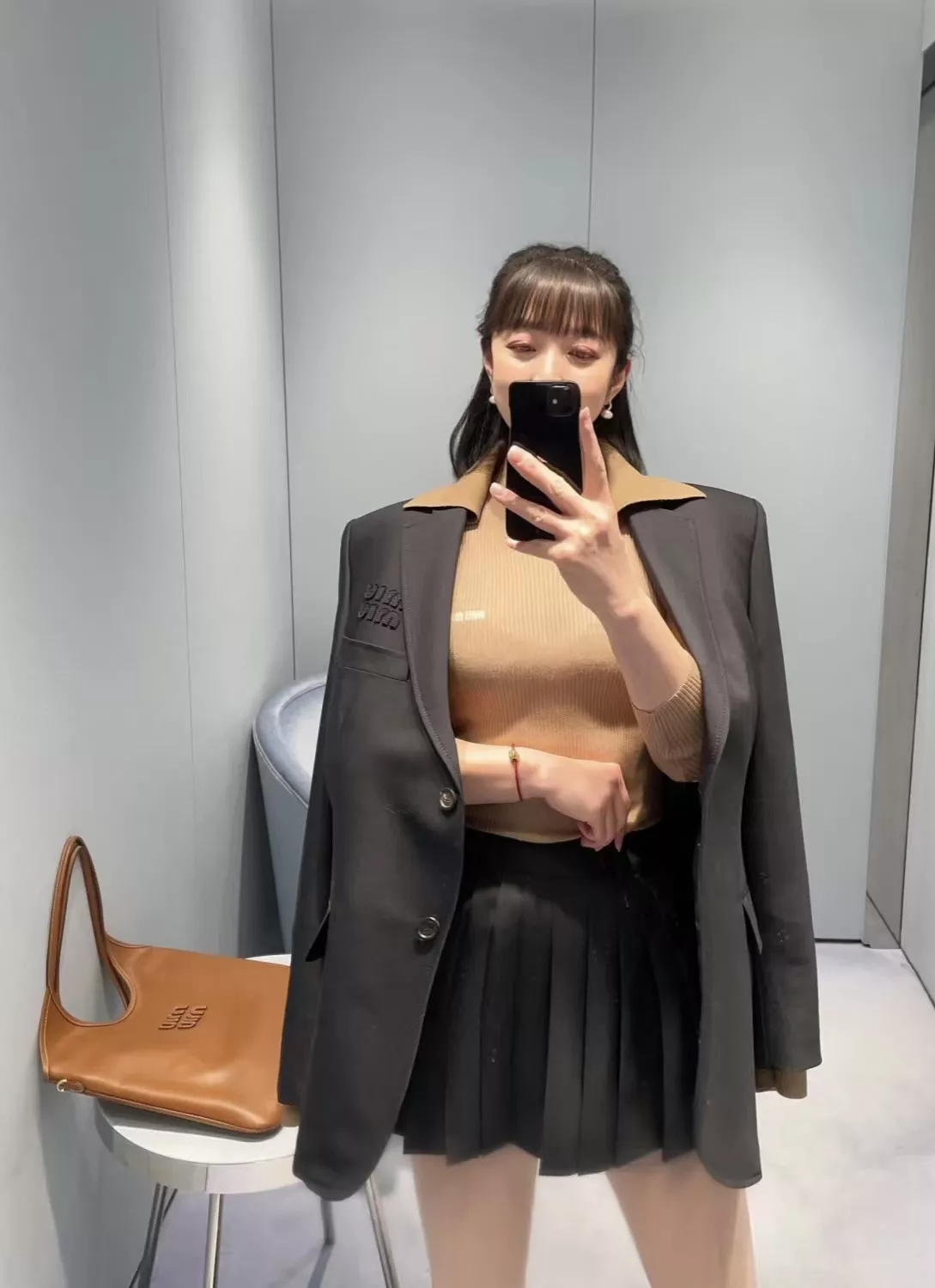 미우미우 홀리데이 컬렉션 레터 자수 카라 블레이저 재킷 상세 이미지 30