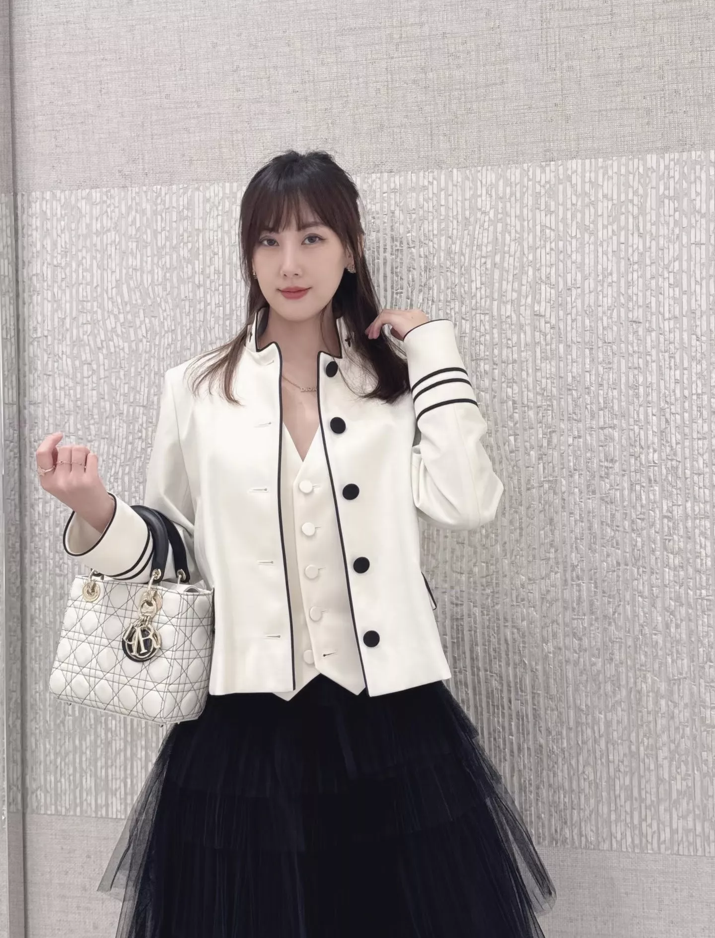 디올 26 이른 봄 자수 디테일 스탠드 칼라 재킷 상세 이미지 21