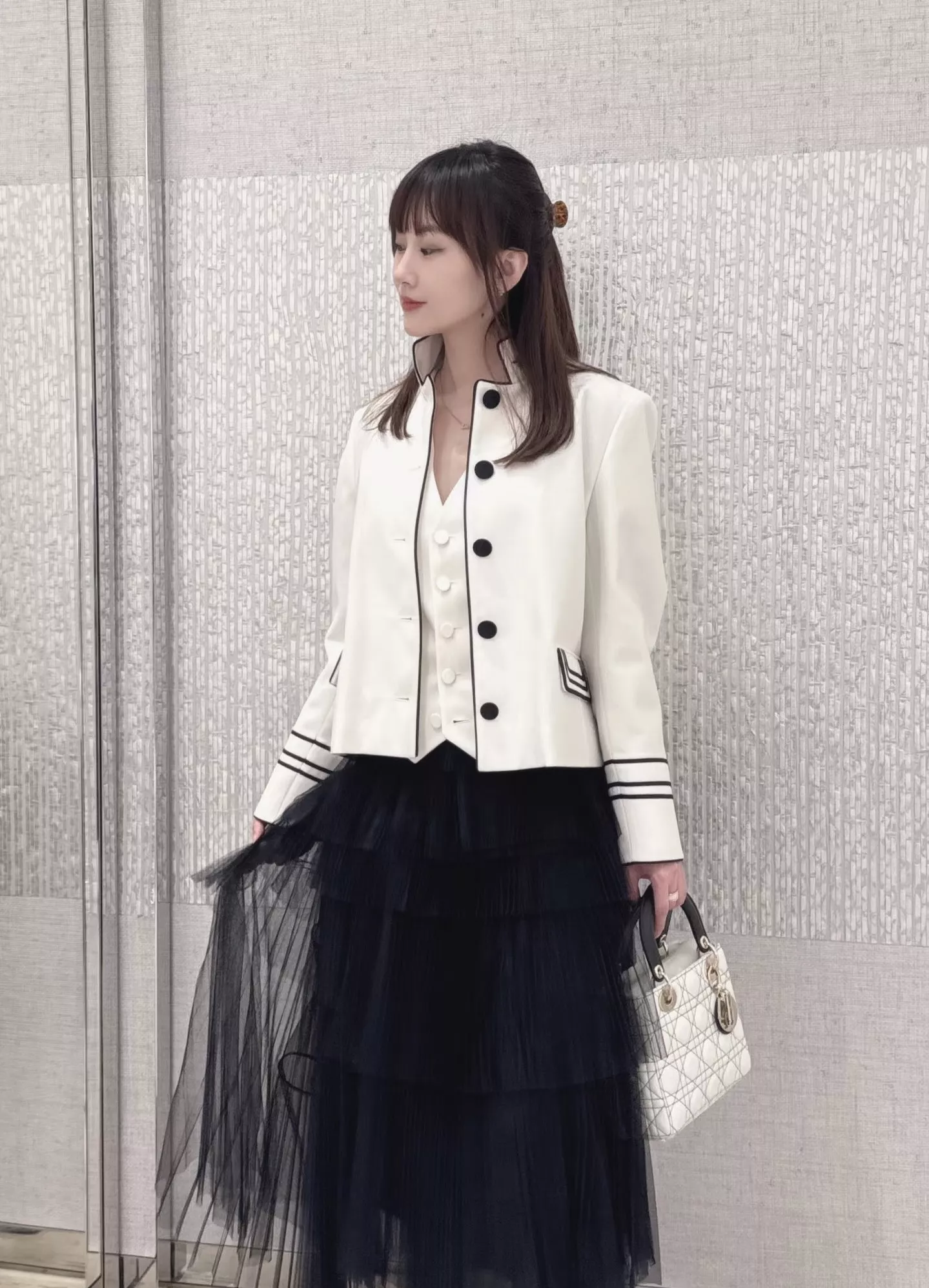 디올 26 이른 봄 자수 디테일 스탠드 칼라 재킷 상세 이미지 20
