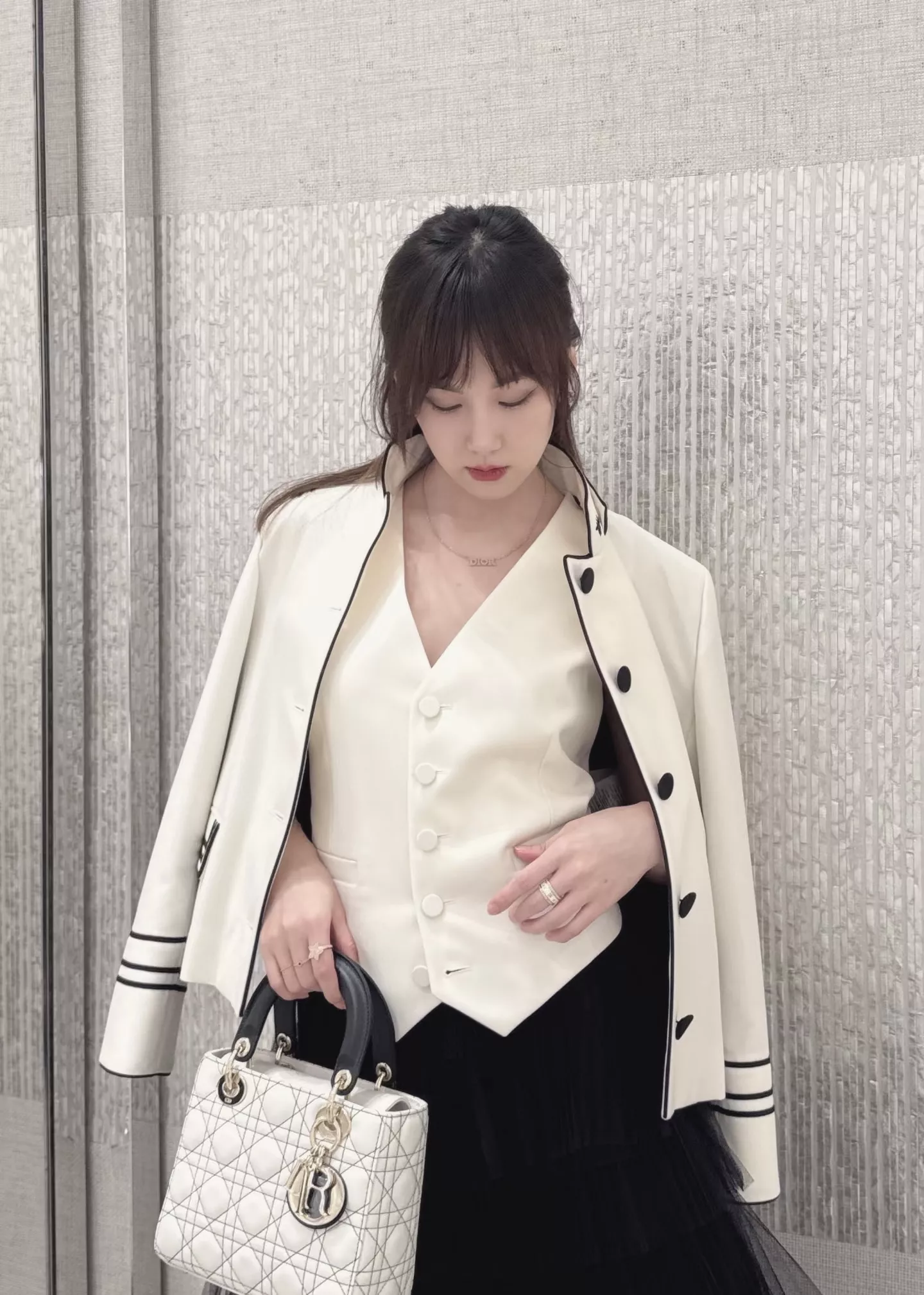 디올 26 이른 봄 자수 디테일 스탠드 칼라 재킷 상세 이미지 22