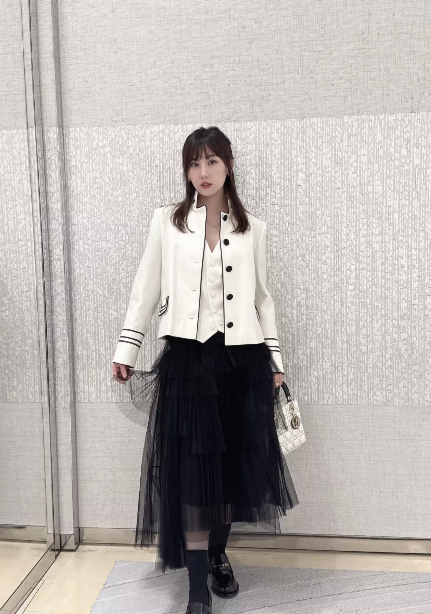디올 26 이른 봄 자수 디테일 스탠드 칼라 재킷 상세 이미지 23
