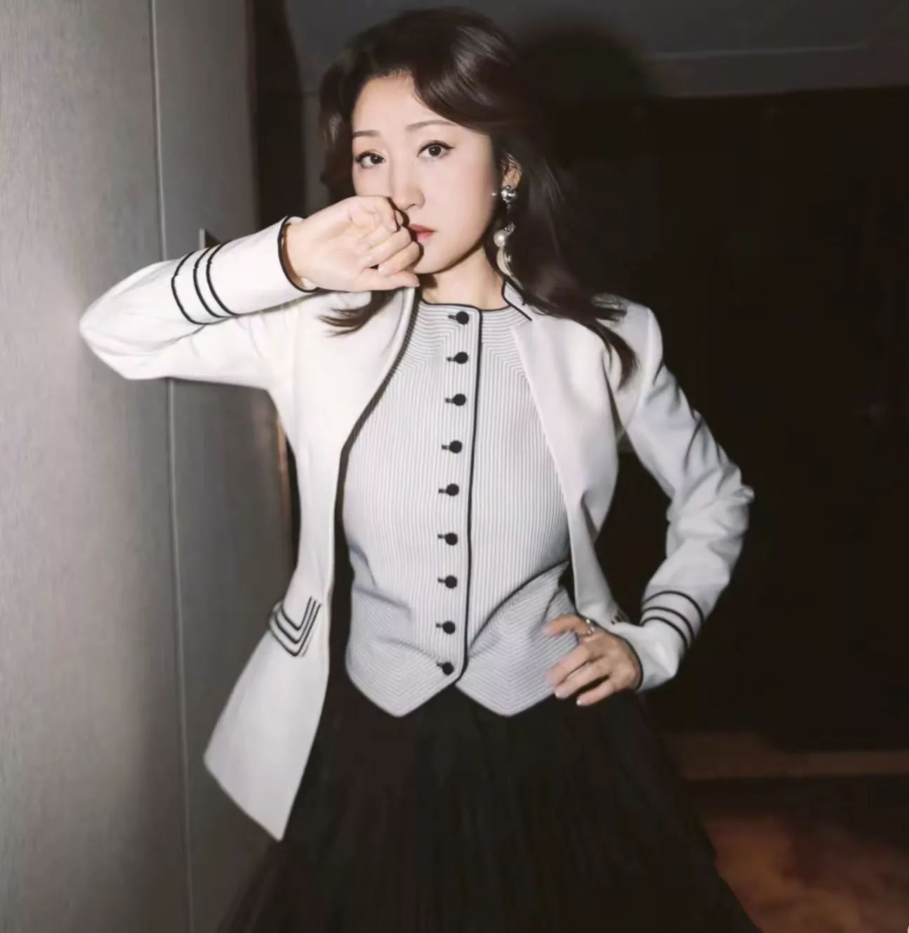디올 26 이른 봄 자수 디테일 스탠드 칼라 재킷 상세 이미지 16