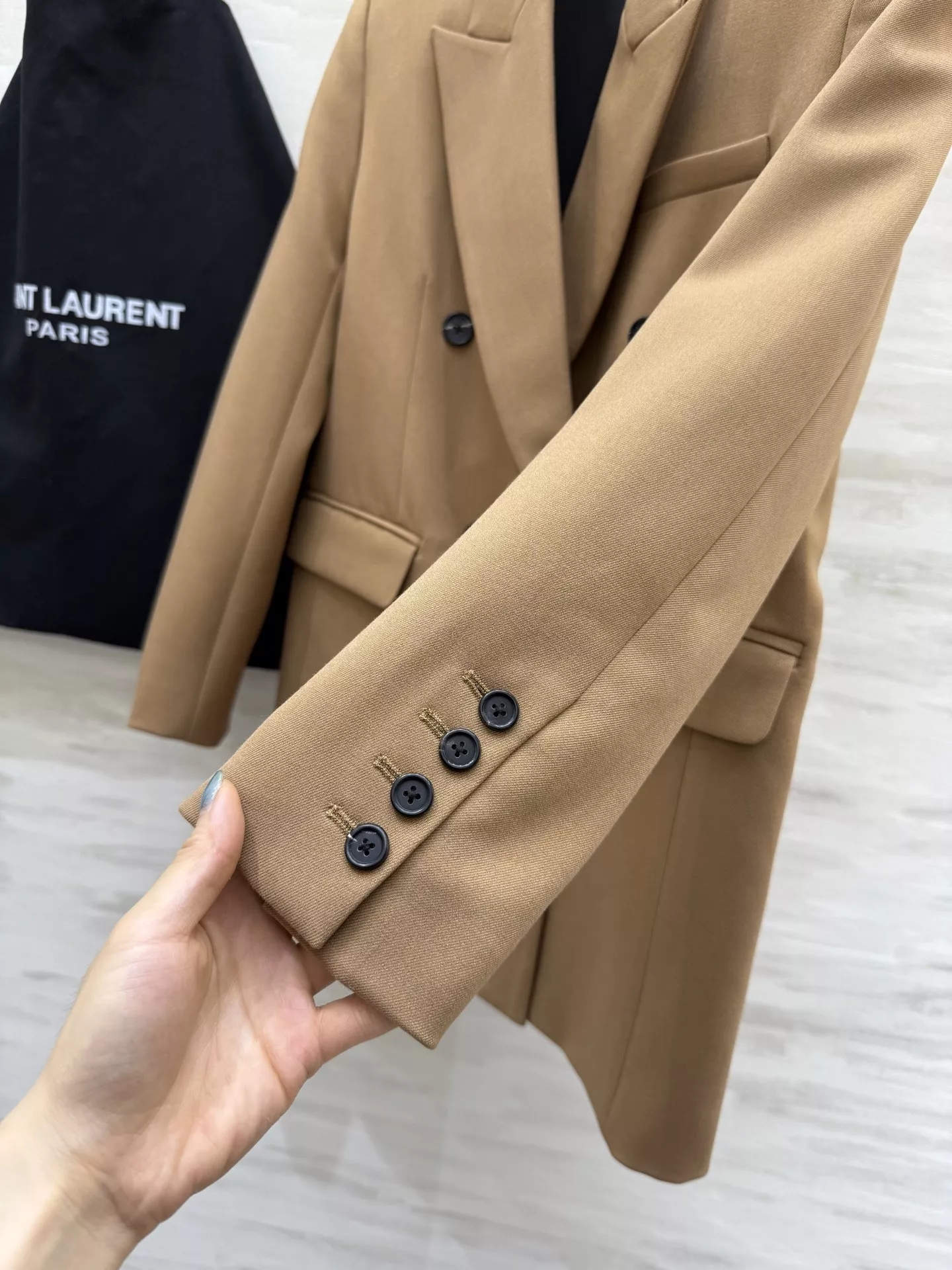 생로랑 와이드 숄더 오버핏 더블 브레스티드 블레이저 상세 이미지 3